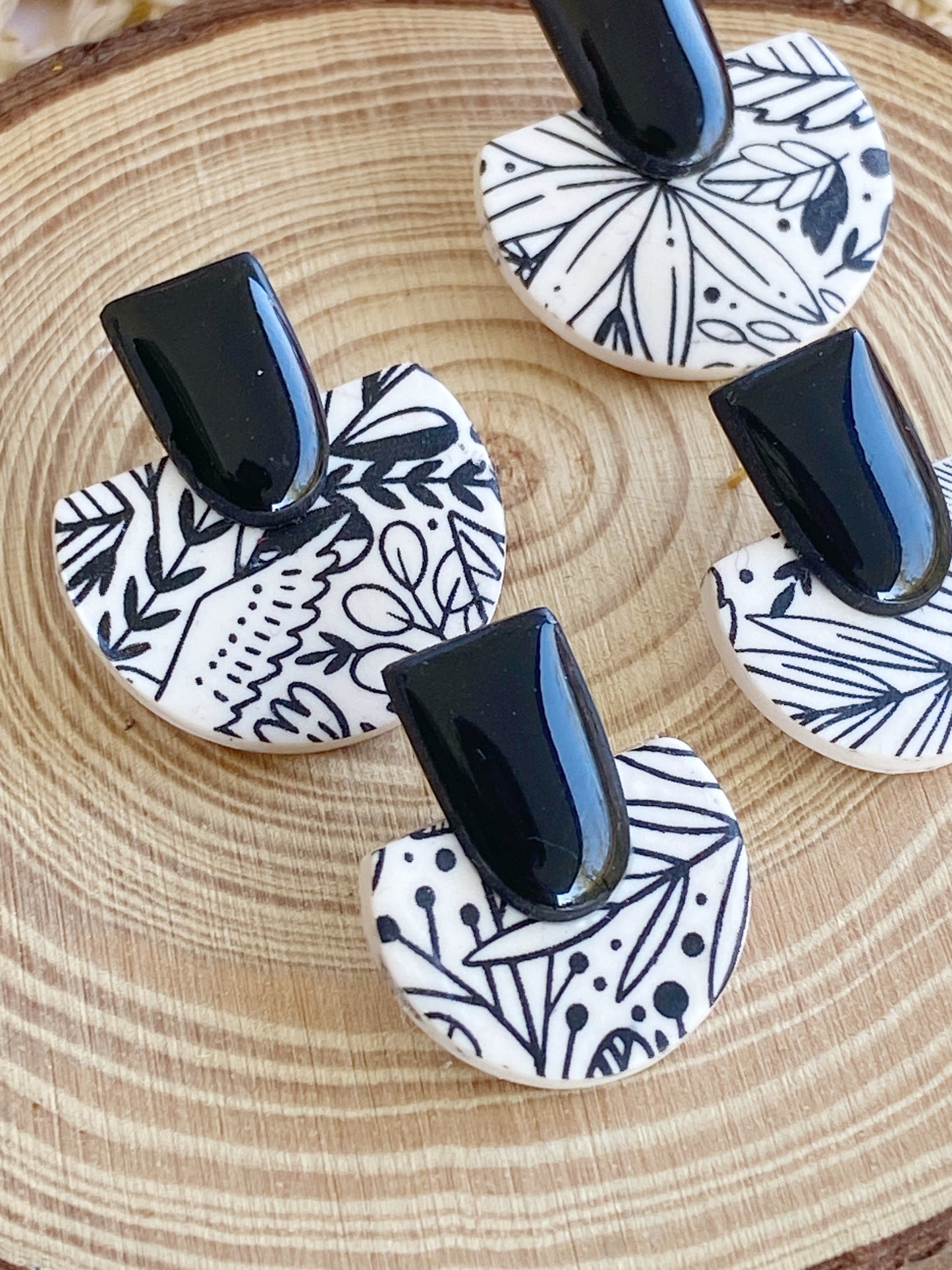 Pendientes geométricos de arcilla polimérica – Cúpula invertida Botanical beige y negro