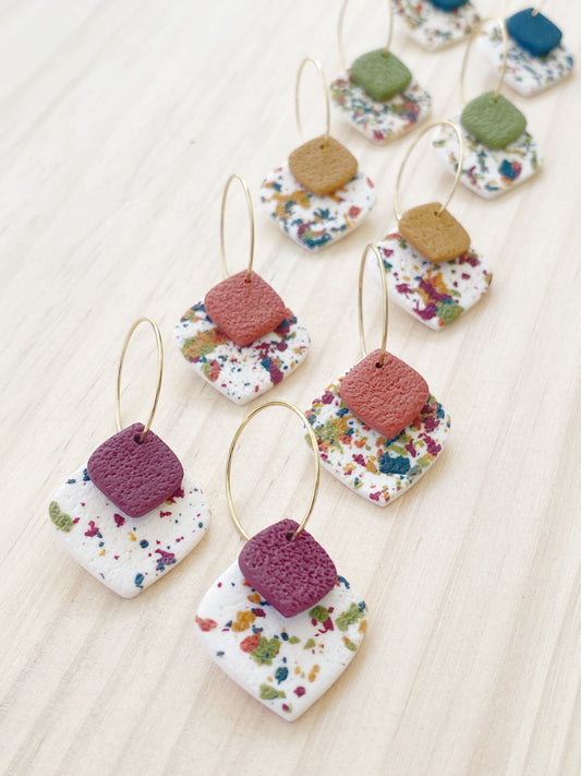 Detalle de pendientes geométricos con diseño de rombos