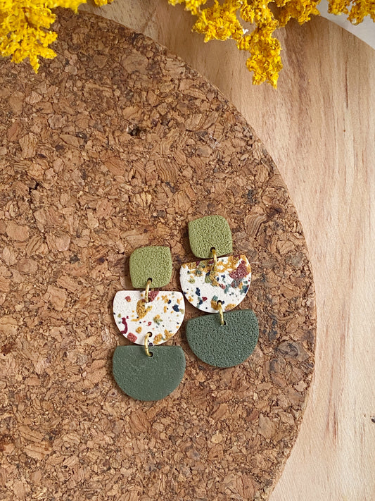 Detalle de pendientes cúpula en tonos otoñales hechos a mano