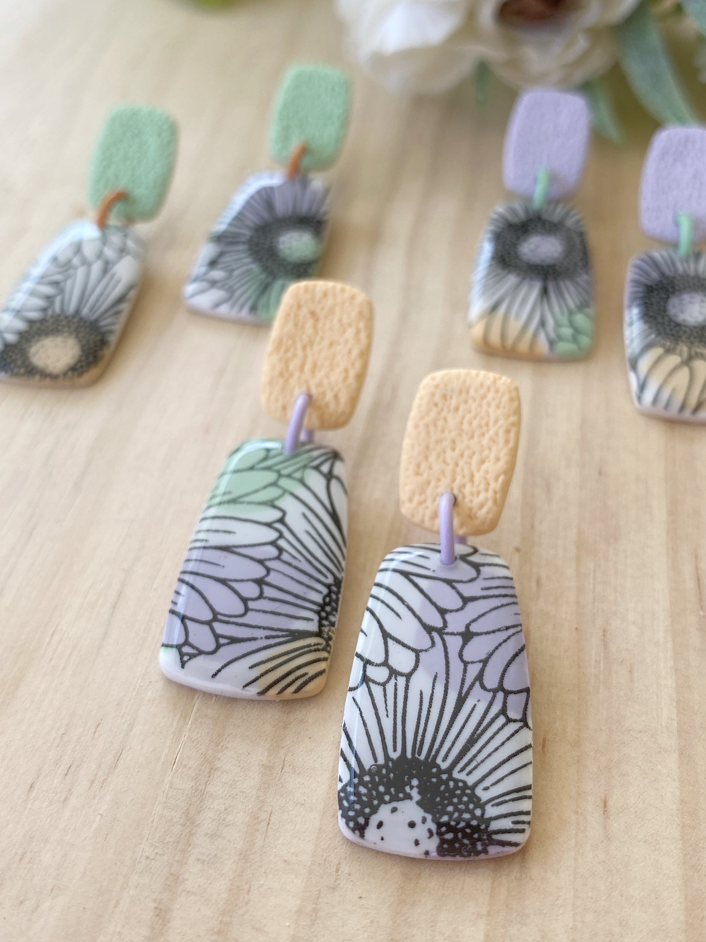 Pendientes florales de arcilla polimérica – Margaritas y tonos pastel