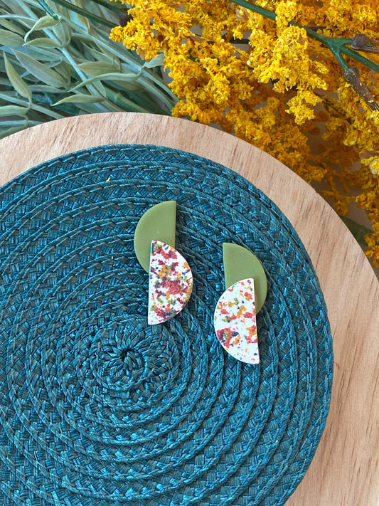 Detalle de pendientes geométricos de arcilla polimérica