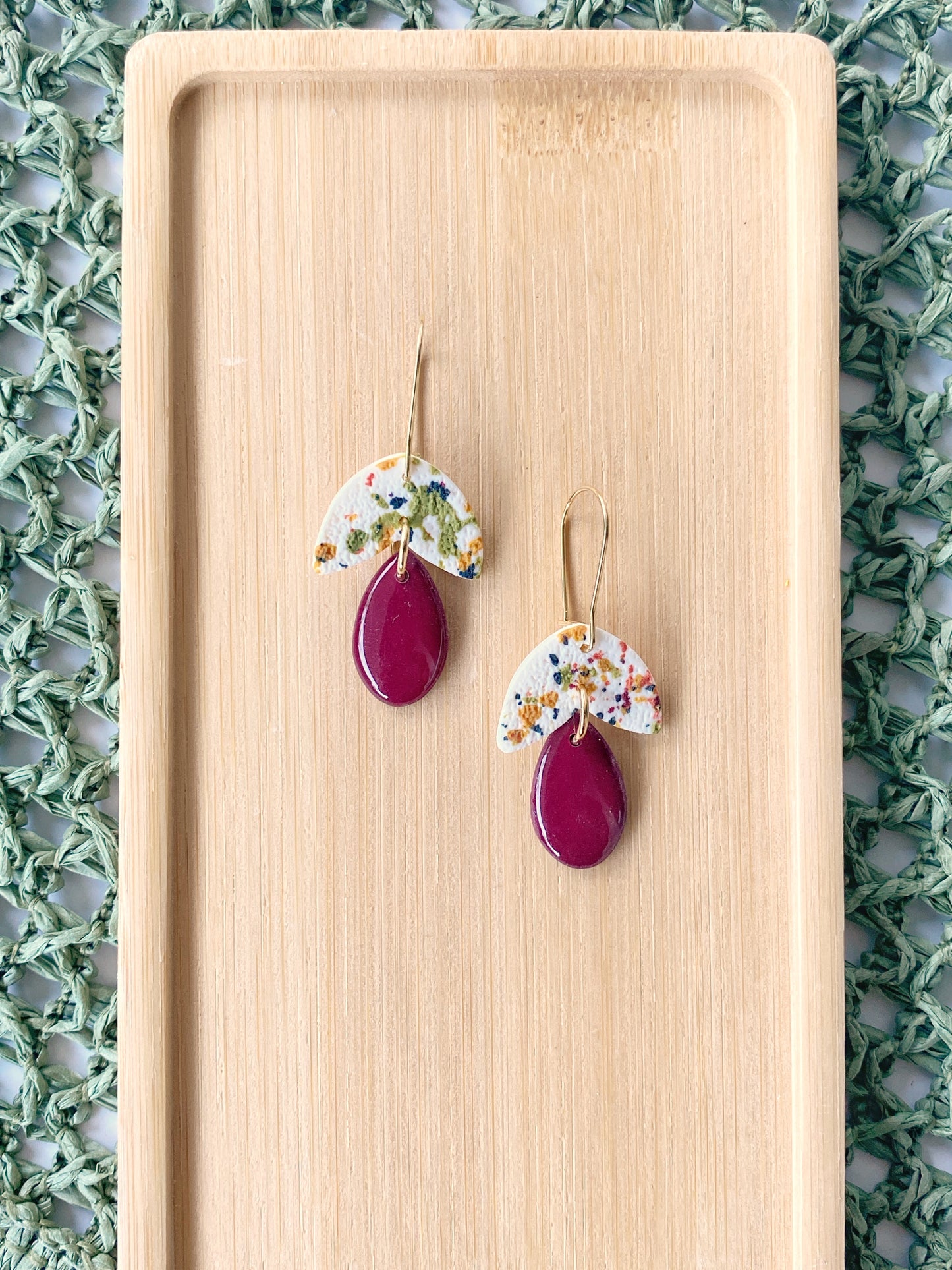 Detalle de pendientes con lágrima brillante diseño Confetti Otoño