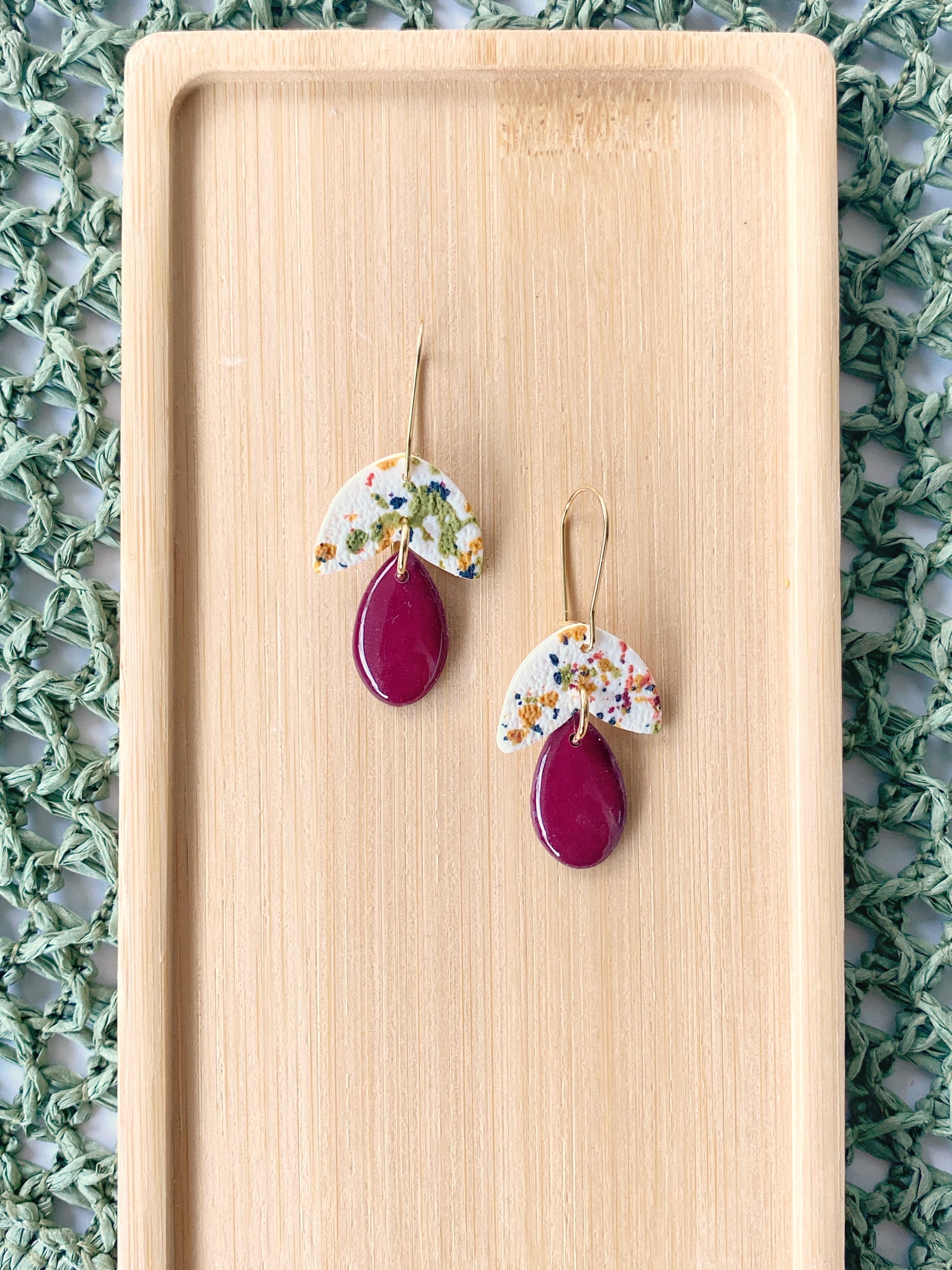 Detalle de pendientes con lágrima brillante diseño Confetti Otoño