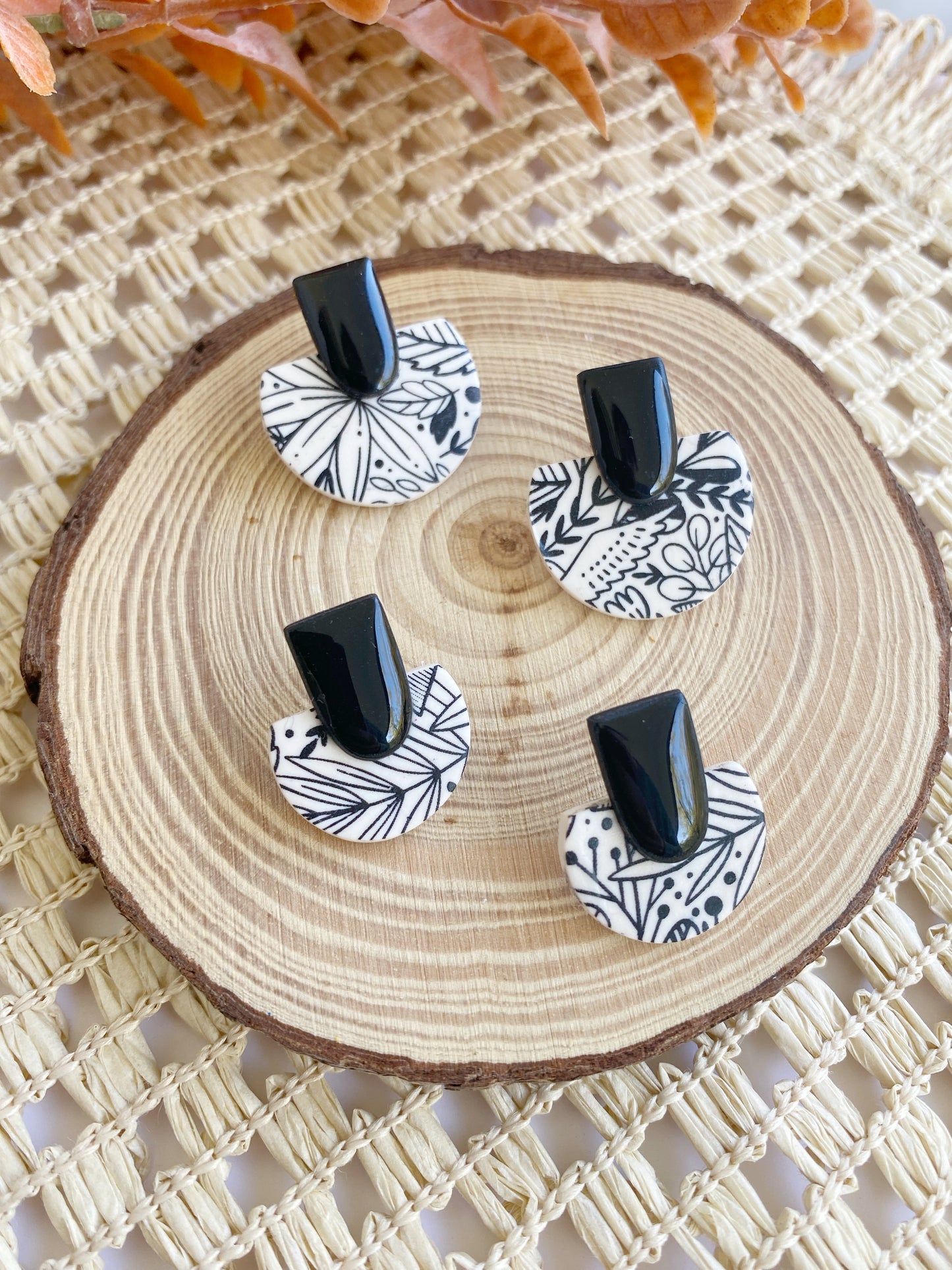 Pendientes geométricos de arcilla polimérica – Cúpula invertida Botanical beige y negro