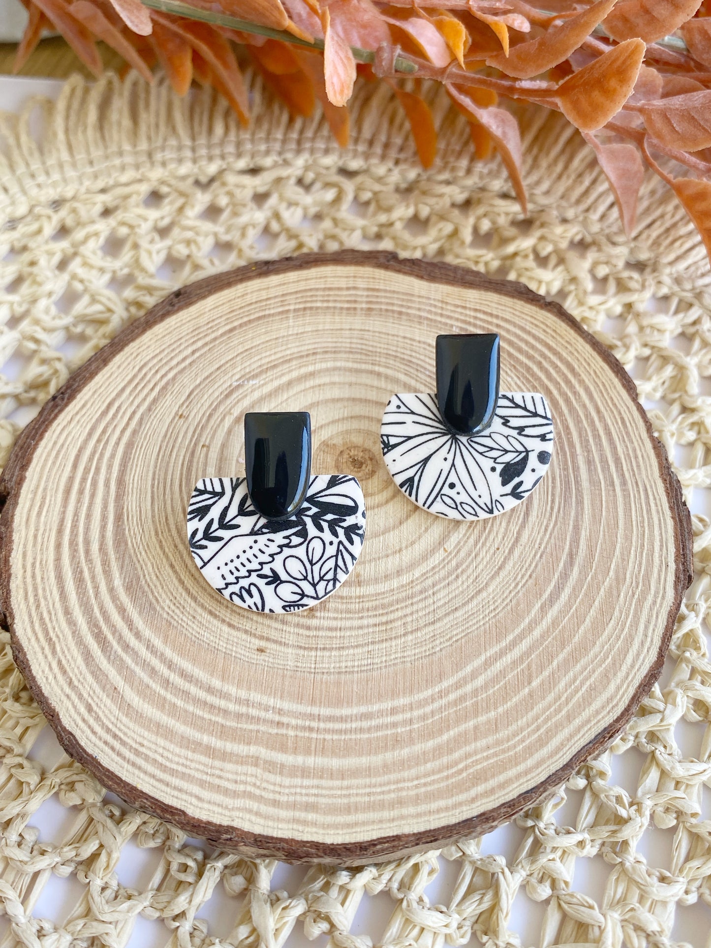 Pendientes geométricos de arcilla polimérica – Cúpula invertida Botanical beige y negro