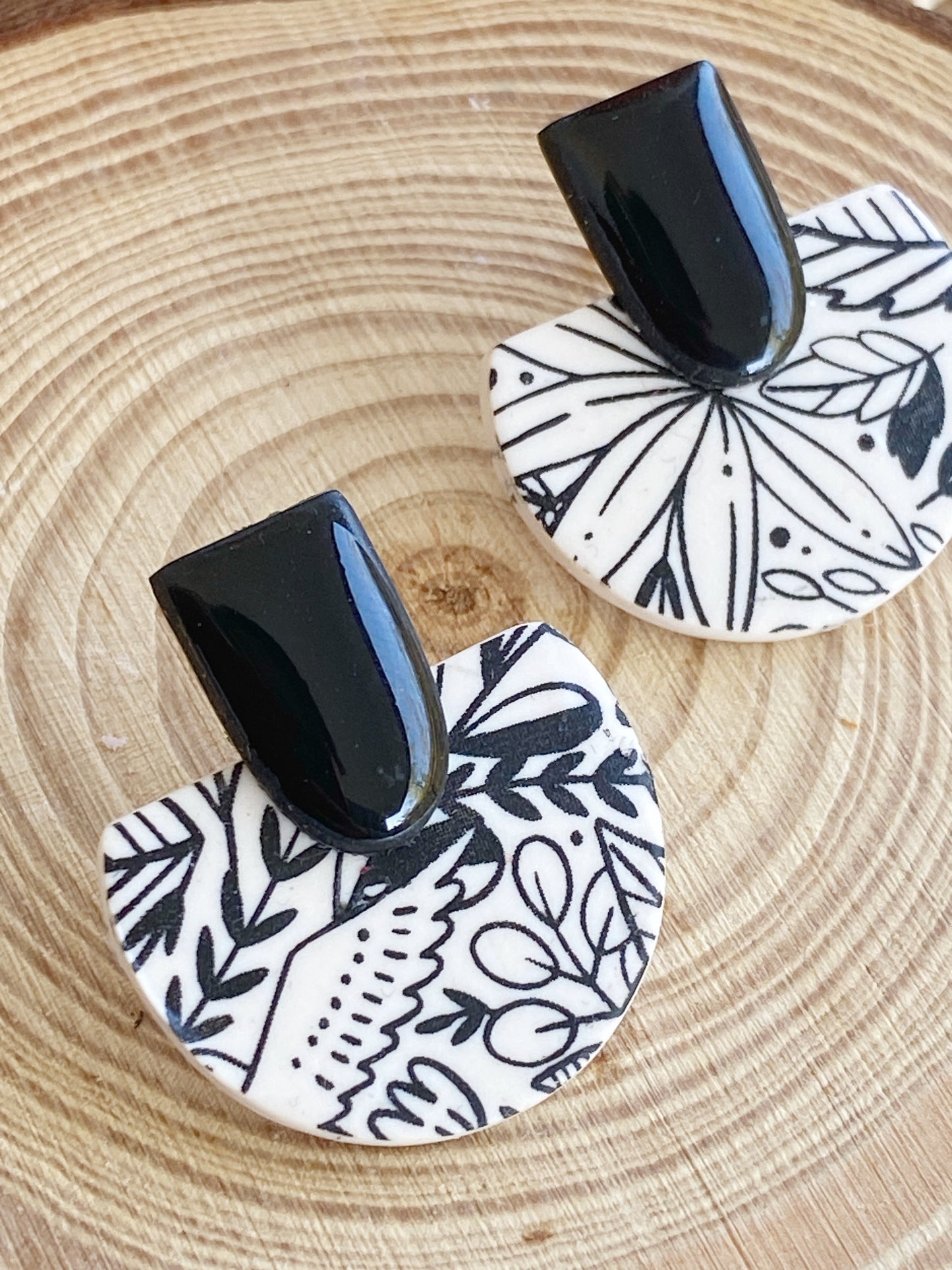 Pendientes geométricos de arcilla polimérica – Cúpula invertida Botanical beige y negro