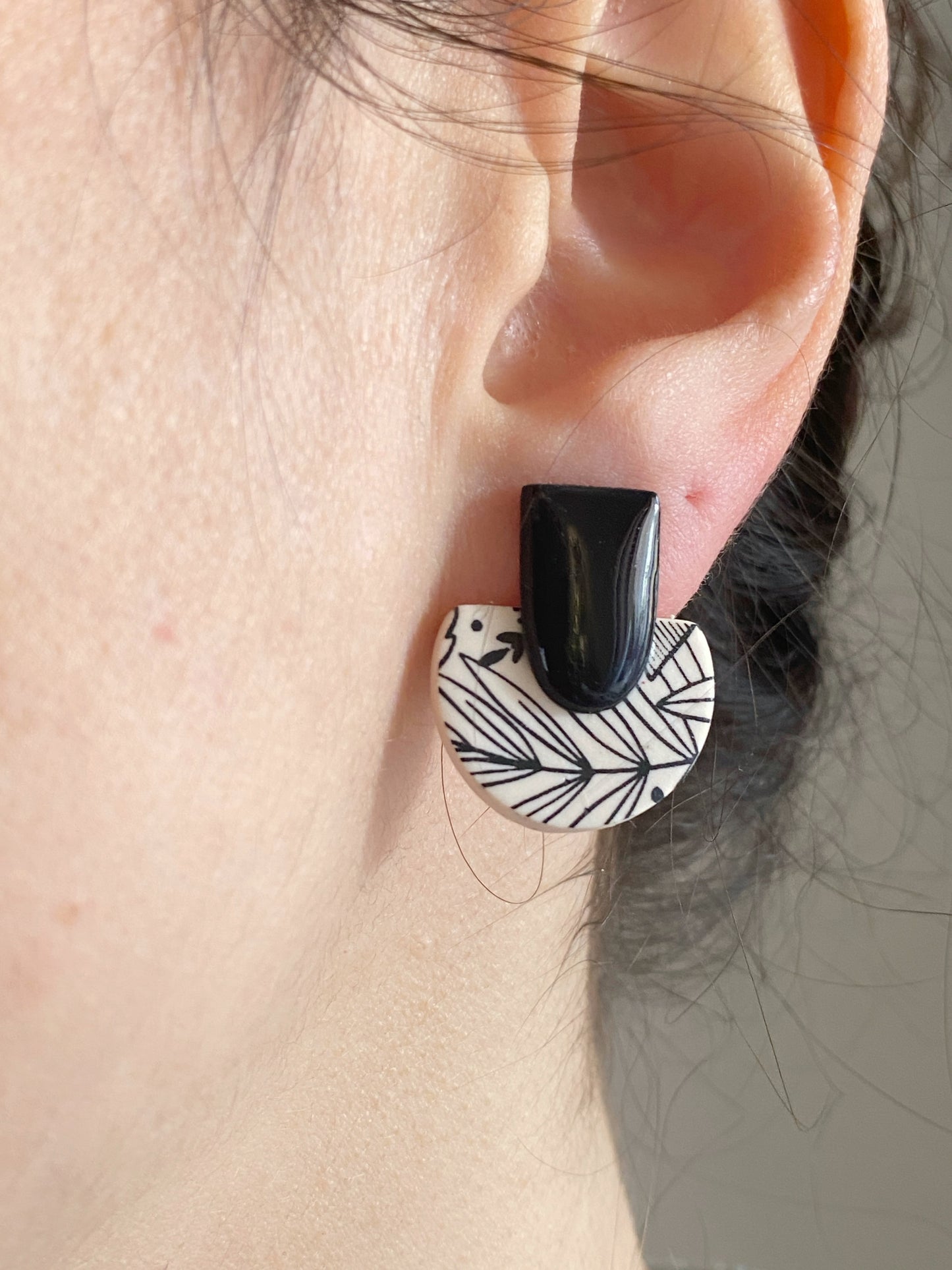 Pendientes geométricos de arcilla polimérica – Cúpula invertida Botanical beige y negro