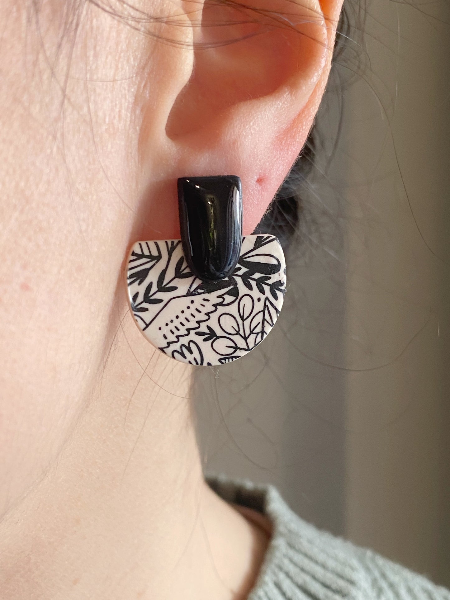 Pendientes geométricos de arcilla polimérica – Cúpula invertida Botanical beige y negro