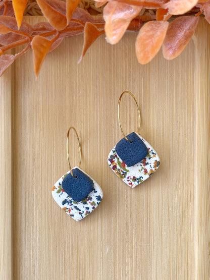 Pendientes artesanales de arcilla polimérica con aro de acero dorado