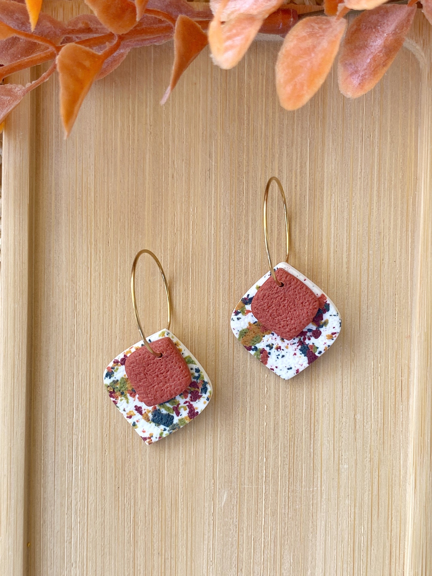 Detalle de estampado Confetti Otoño en pendientes de rombo