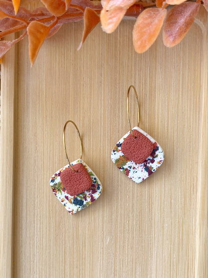 Detalle de estampado Confetti Otoño en pendientes de rombo