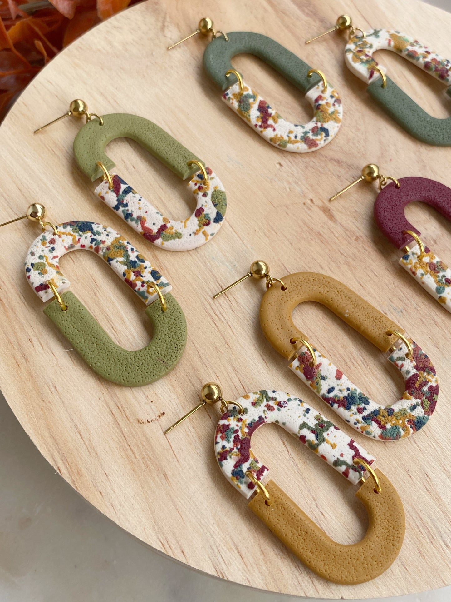 Detalle de acabado artesanal en pendientes ovalados