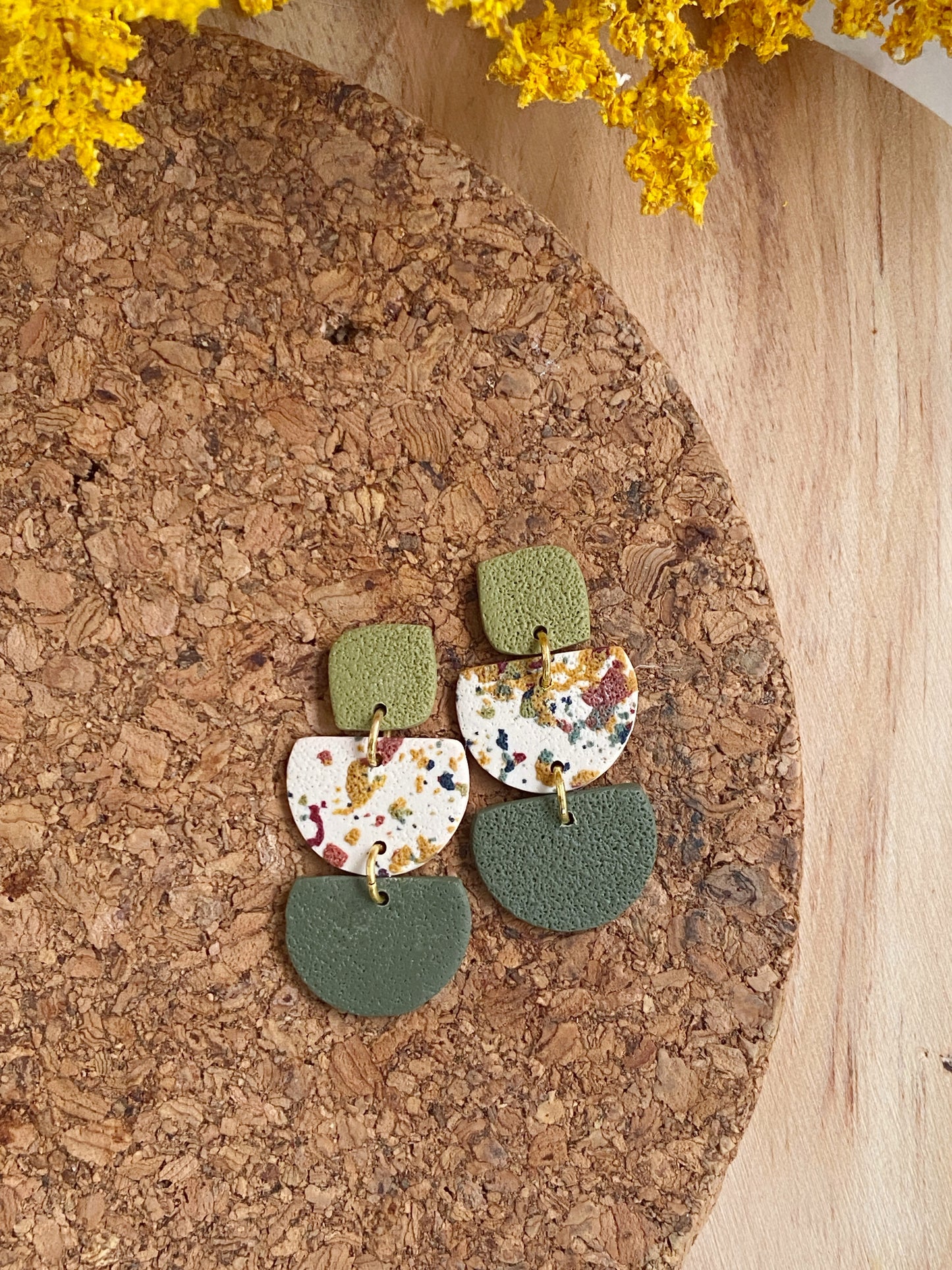 Detalle de pendientes cúpula en tonos otoñales hechos a mano