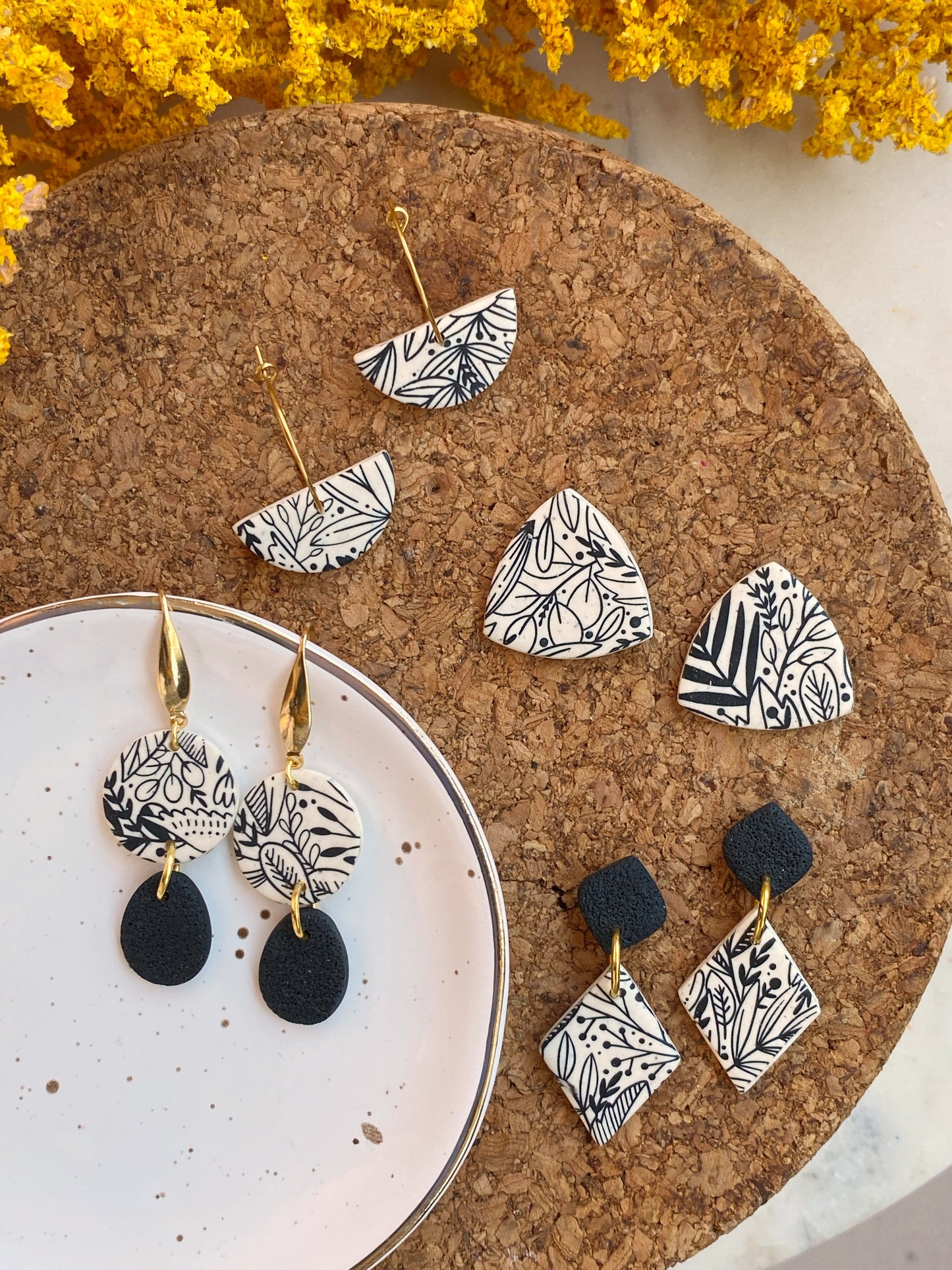 Pendientes geométricos de arcilla polimérica – Botanical beige y negro (varios diseños)