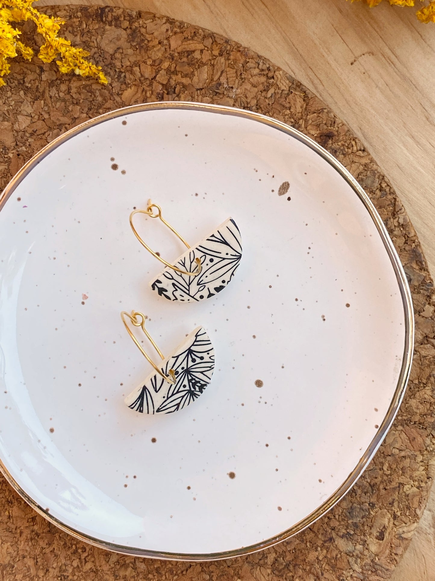 Pendientes geométricos de arcilla polimérica – Botanical beige y negro (varios diseños)