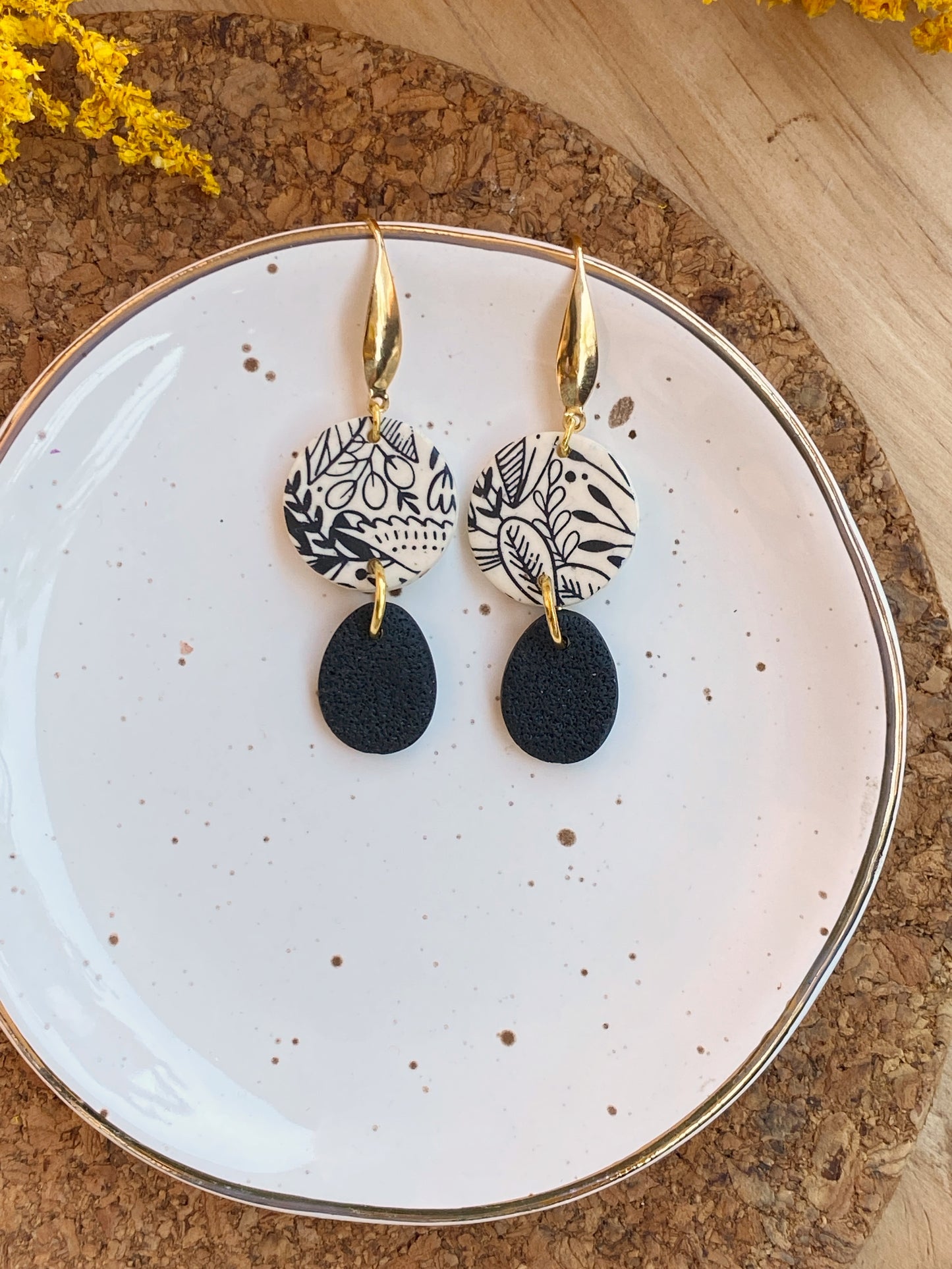 Pendientes geométricos de arcilla polimérica – Botanical beige y negro (varios diseños)