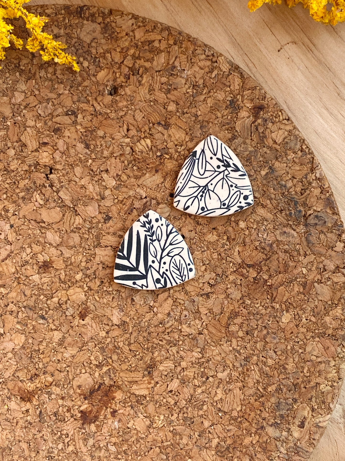Pendientes geométricos de arcilla polimérica – Botanical beige y negro (varios diseños)
