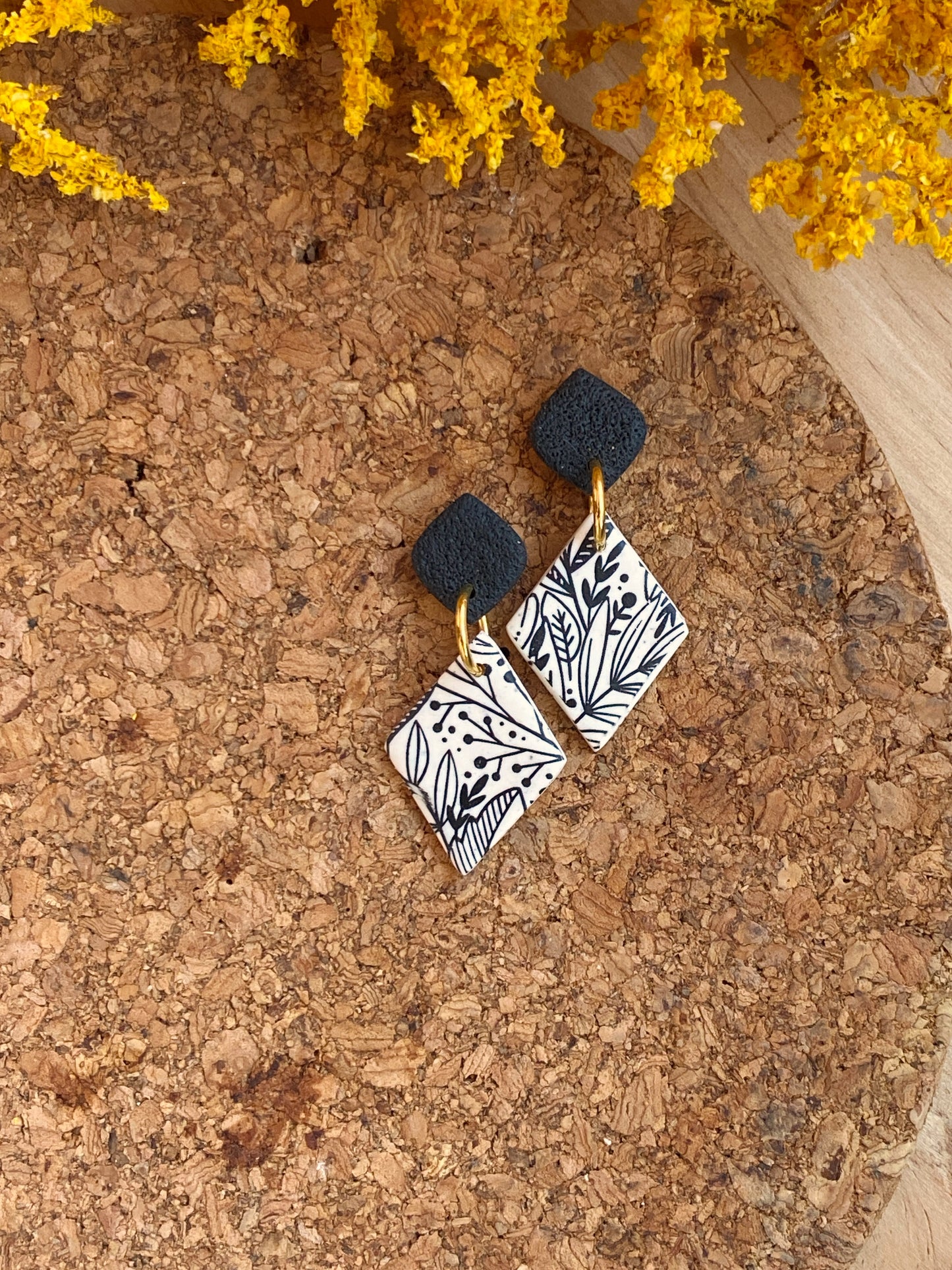 Pendientes geométricos de arcilla polimérica – Botanical beige y negro (varios diseños)