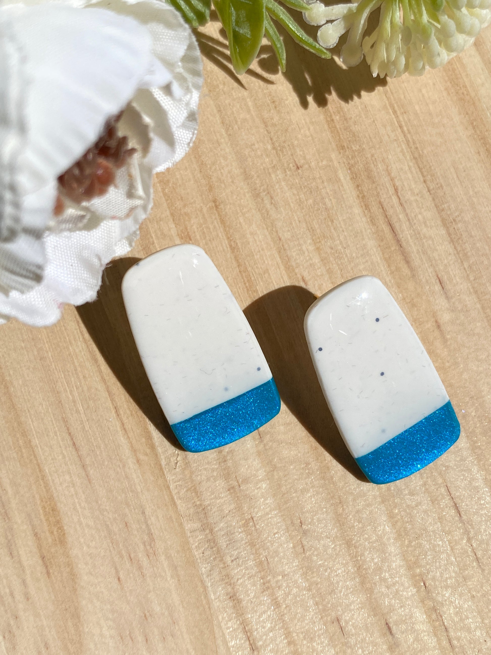 Pendientes trapecio arcilla polimérica azul pavo real con brillo de mica – Kitxeti
