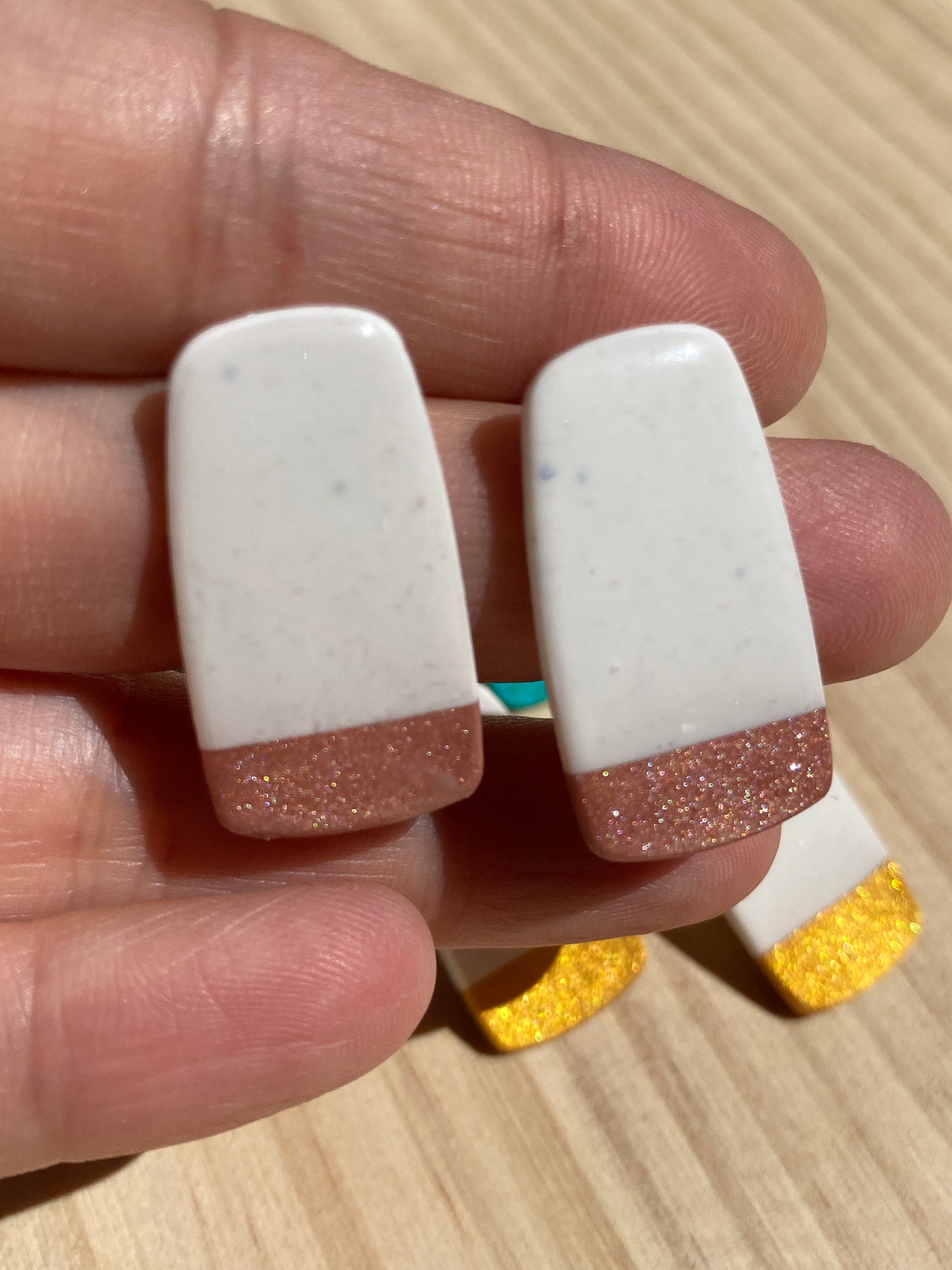 Detalle pendientes trapecio bicolor arcilla polimérica con franja de color y mica – Kitxeti