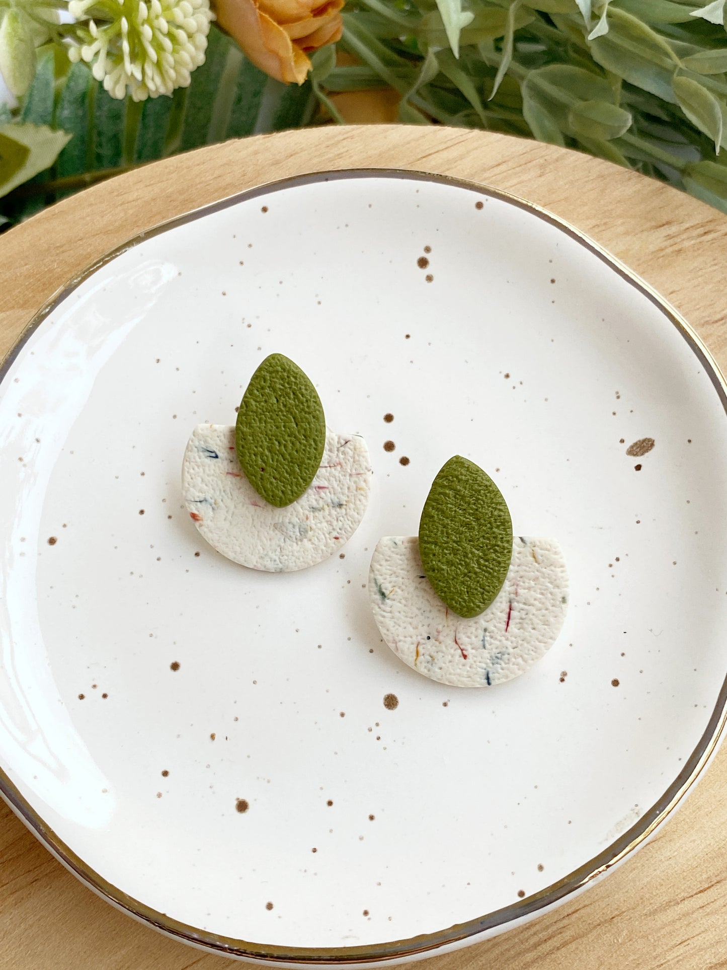 Detalle de pendientes pegados a la oreja diseño Confetti Otoño