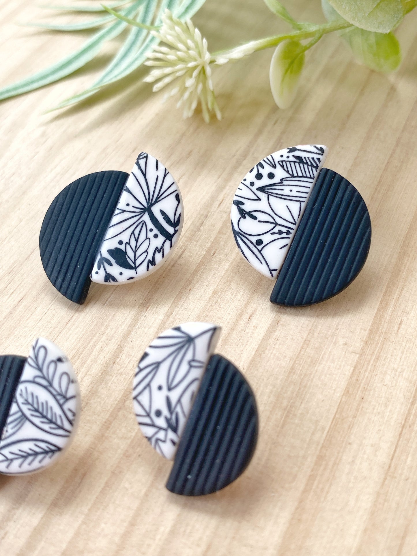 Pendientes geométricos de arcilla polimérica – Semicírculos Botanical beige y negro