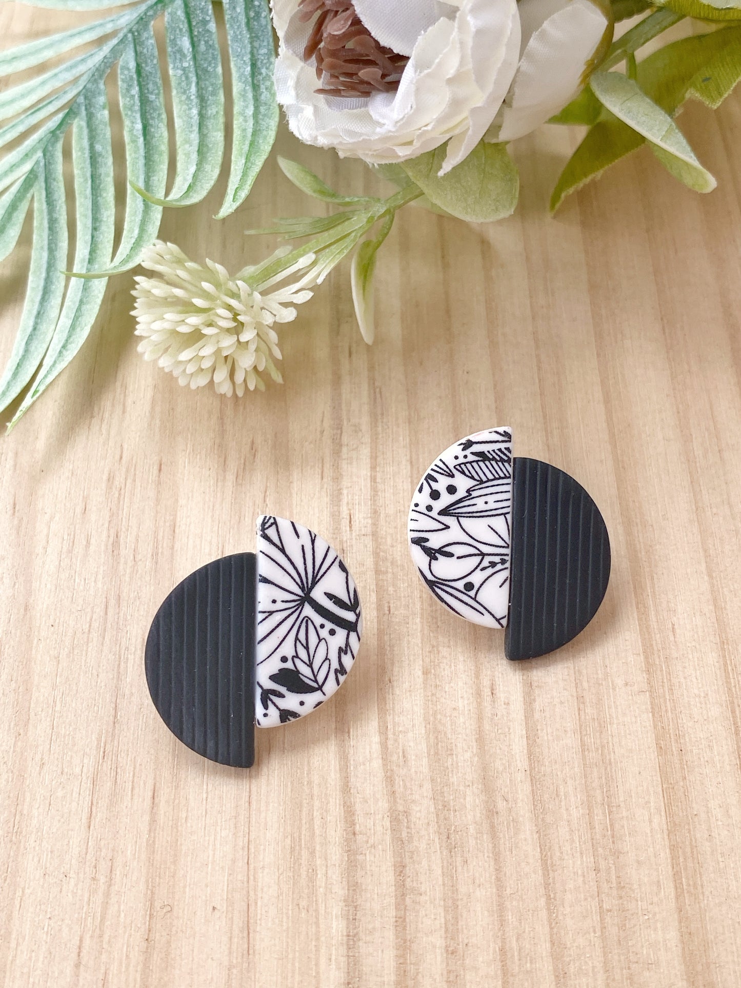 Pendientes geométricos de arcilla polimérica – Semicírculos Botanical beige y negro