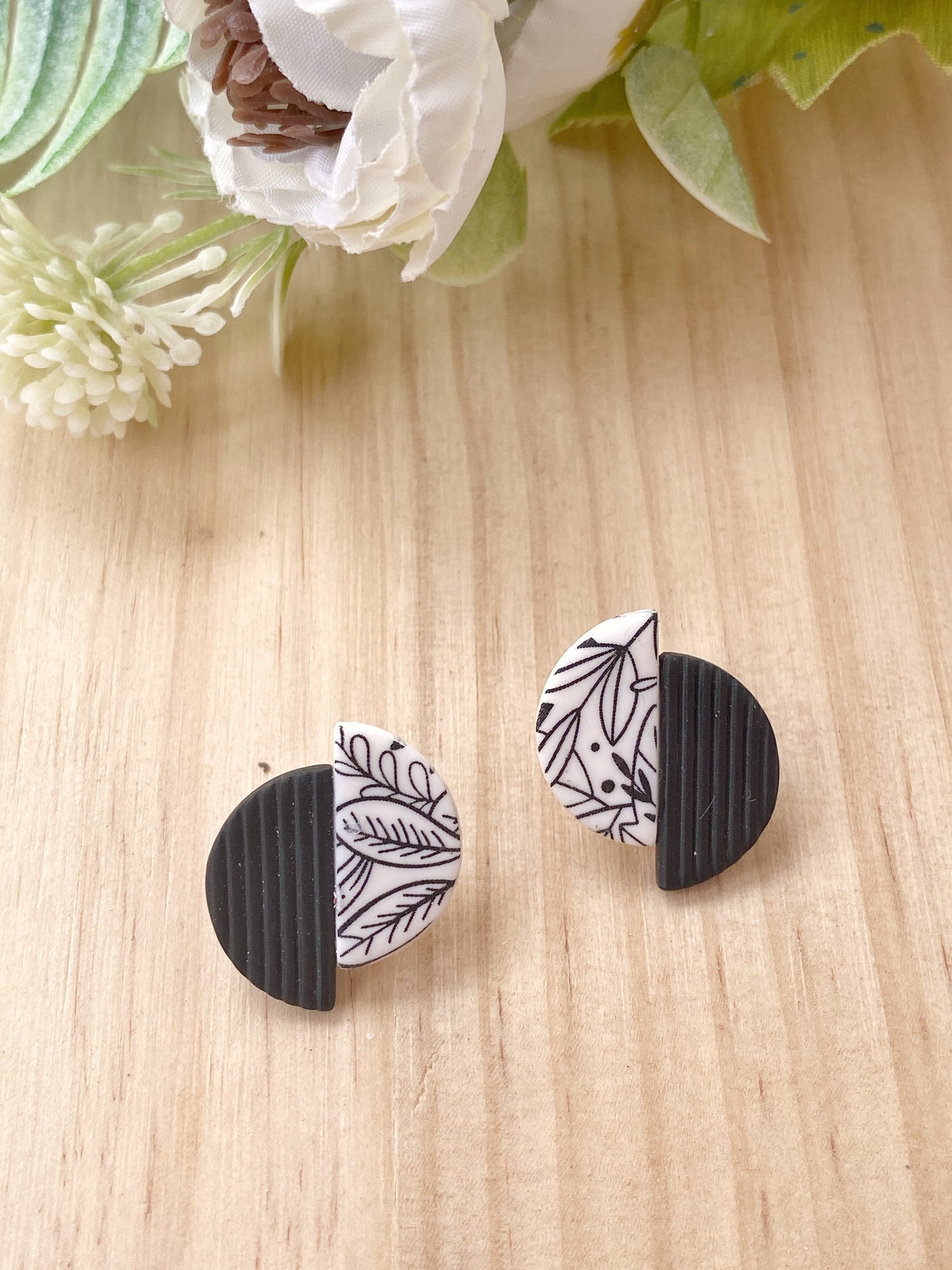 Pendientes geométricos de arcilla polimérica – Semicírculos Botanical beige y negro