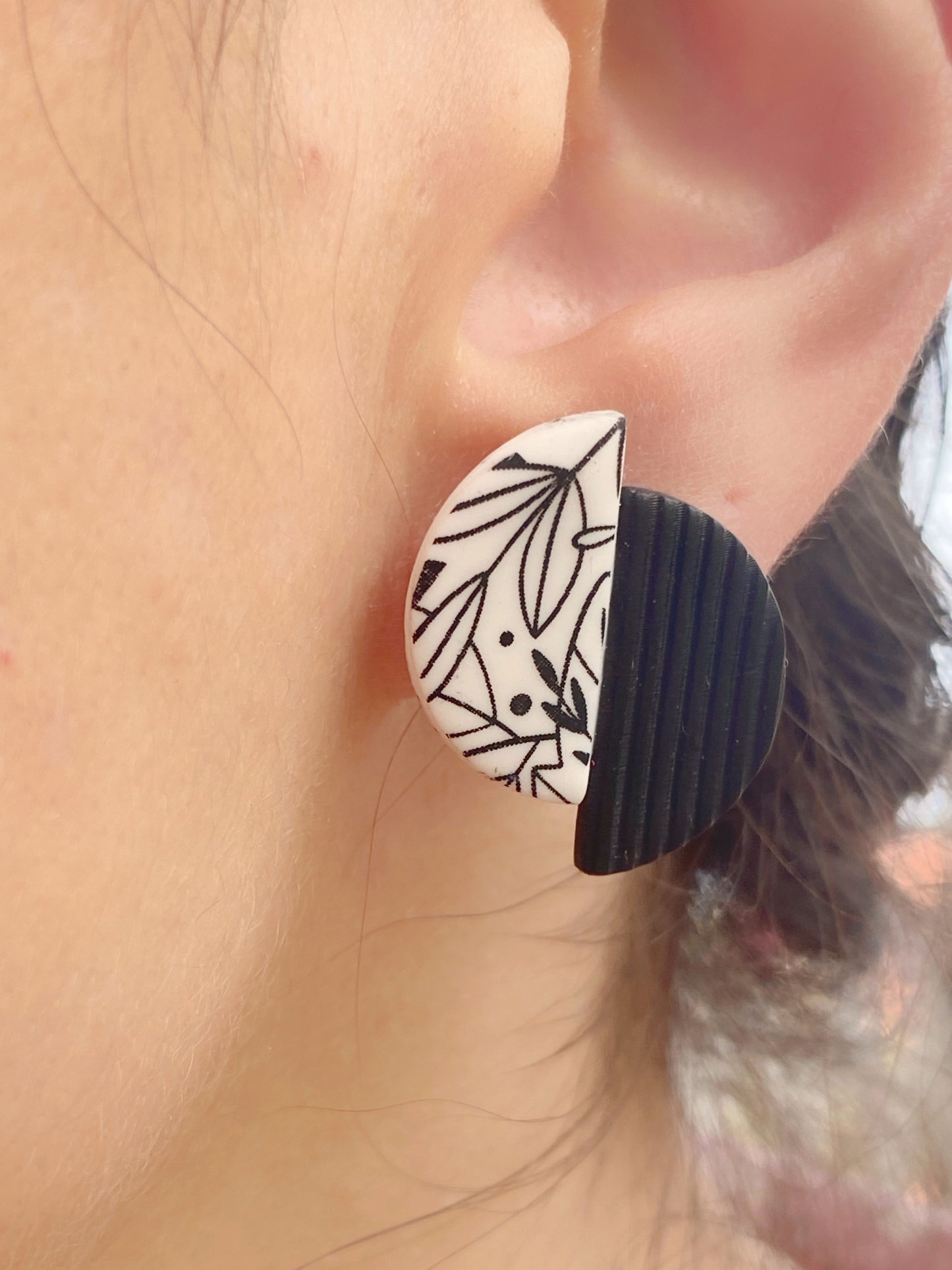 Pendientes geométricos de arcilla polimérica – Semicírculos Botanical beige y negro
