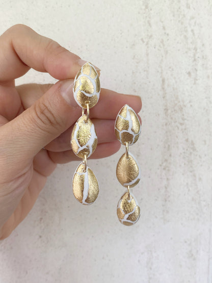 Pendientes dorados de arcilla polimérica - Gotas craqueladas blanco y oro