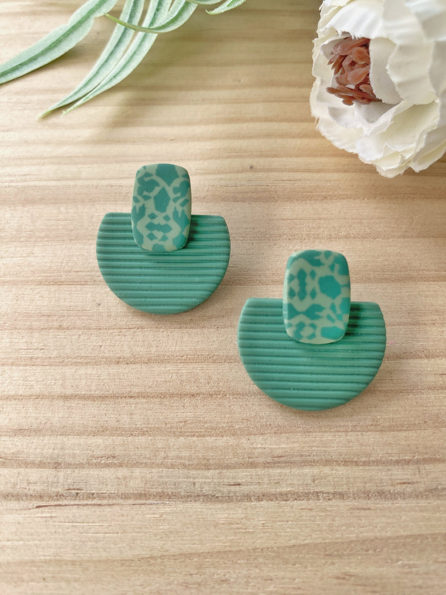 Pendientes geométricos de arcilla polimérica – Cúpula Fabrics verde agua