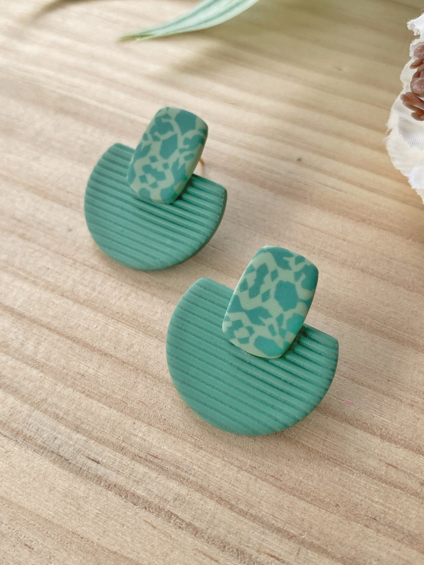 Pendientes geométricos de arcilla polimérica – Cúpula Fabrics verde agua
