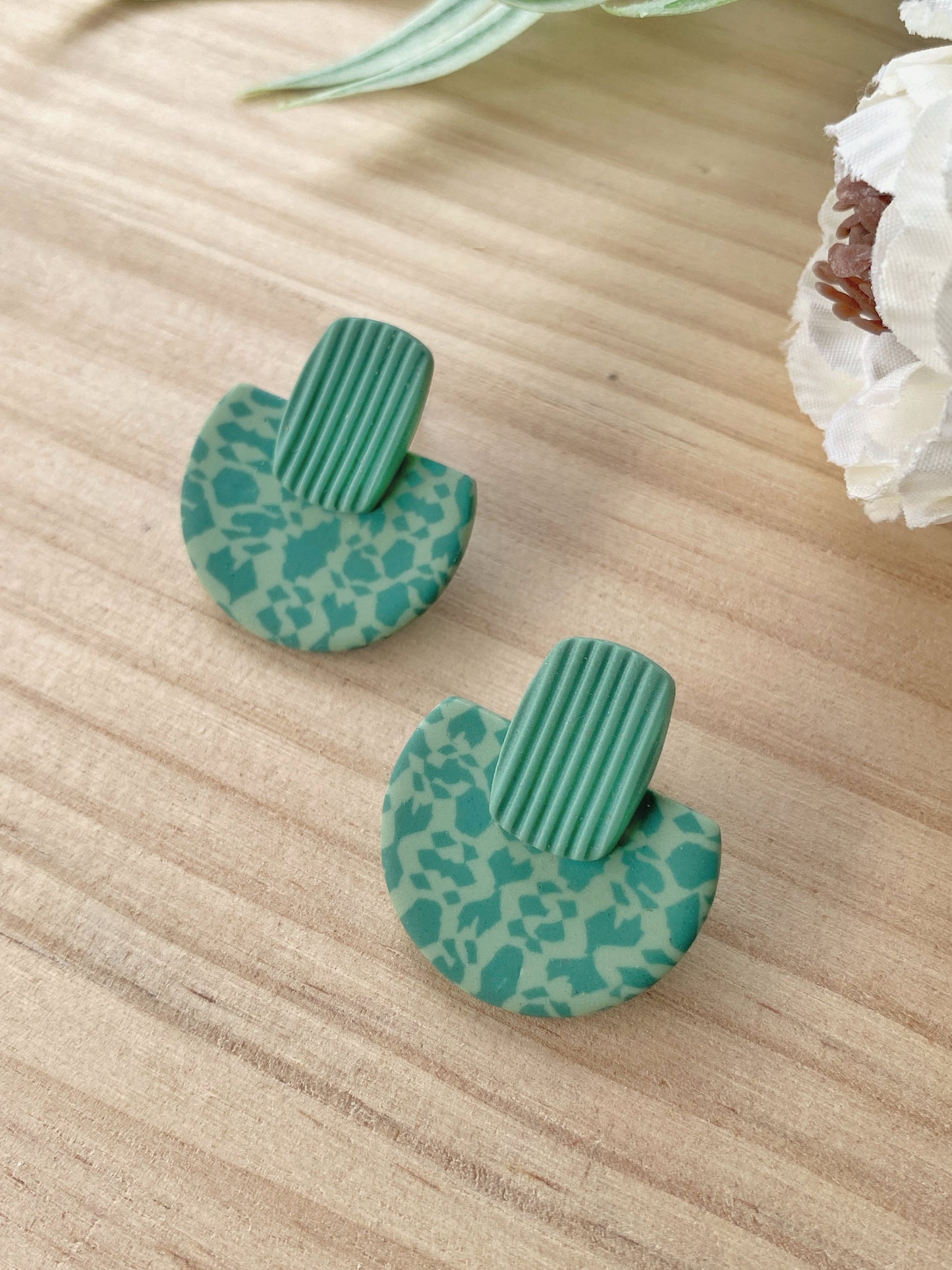 Pendientes geométricos de arcilla polimérica – Cúpula Fabrics verde agua
