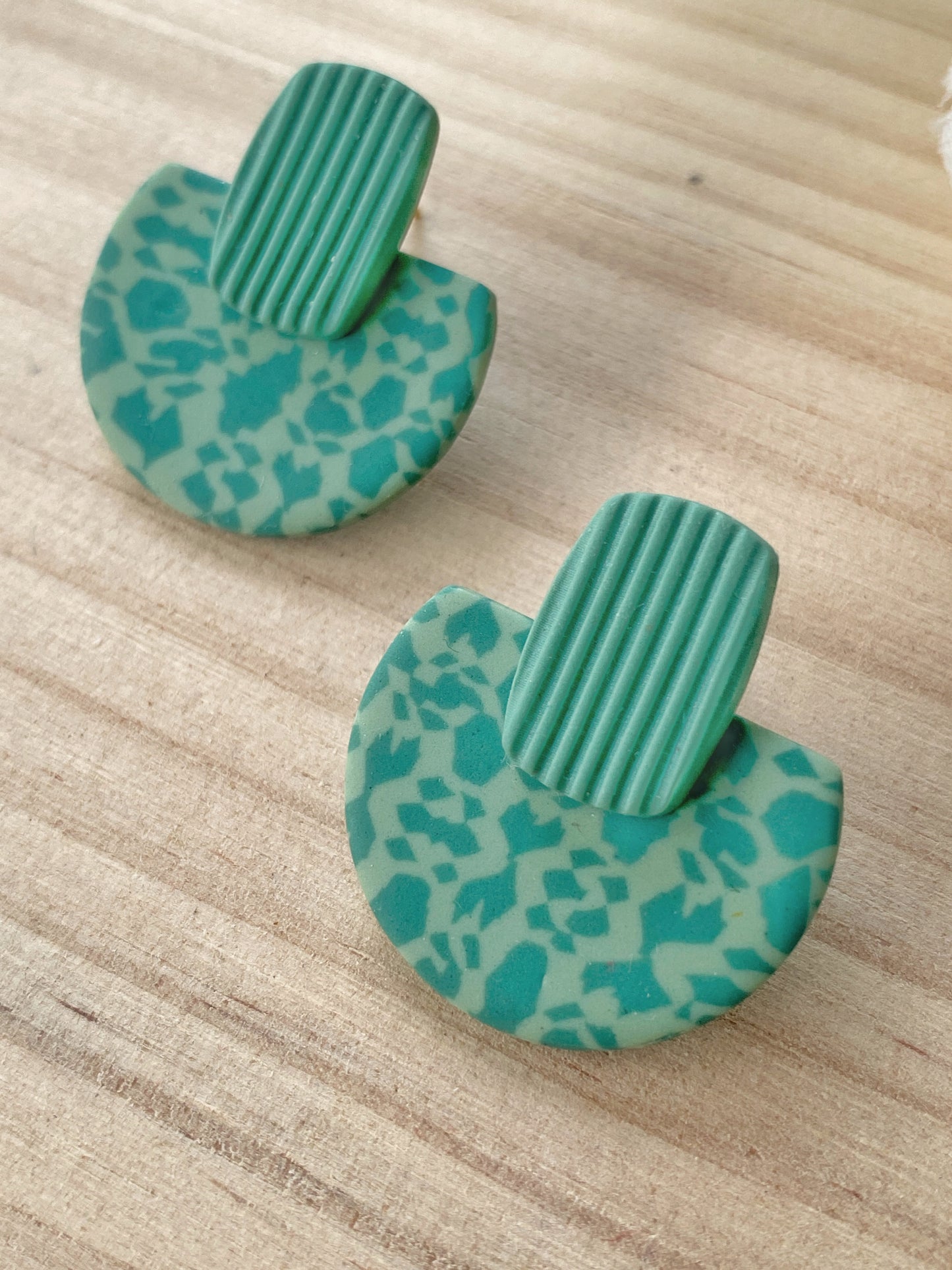 Pendientes geométricos de arcilla polimérica – Cúpula Fabrics verde agua