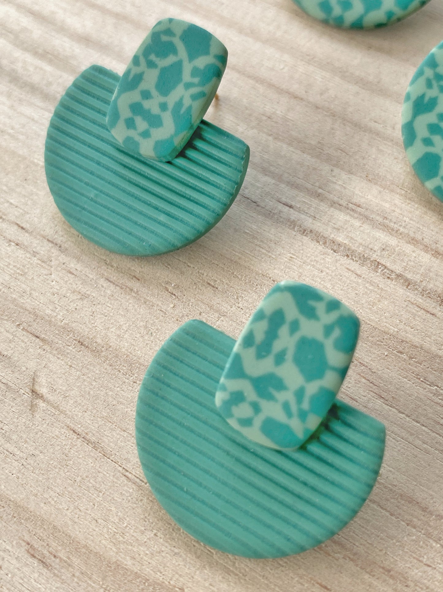 Pendientes geométricos de arcilla polimérica – Cúpula Fabrics verde agua