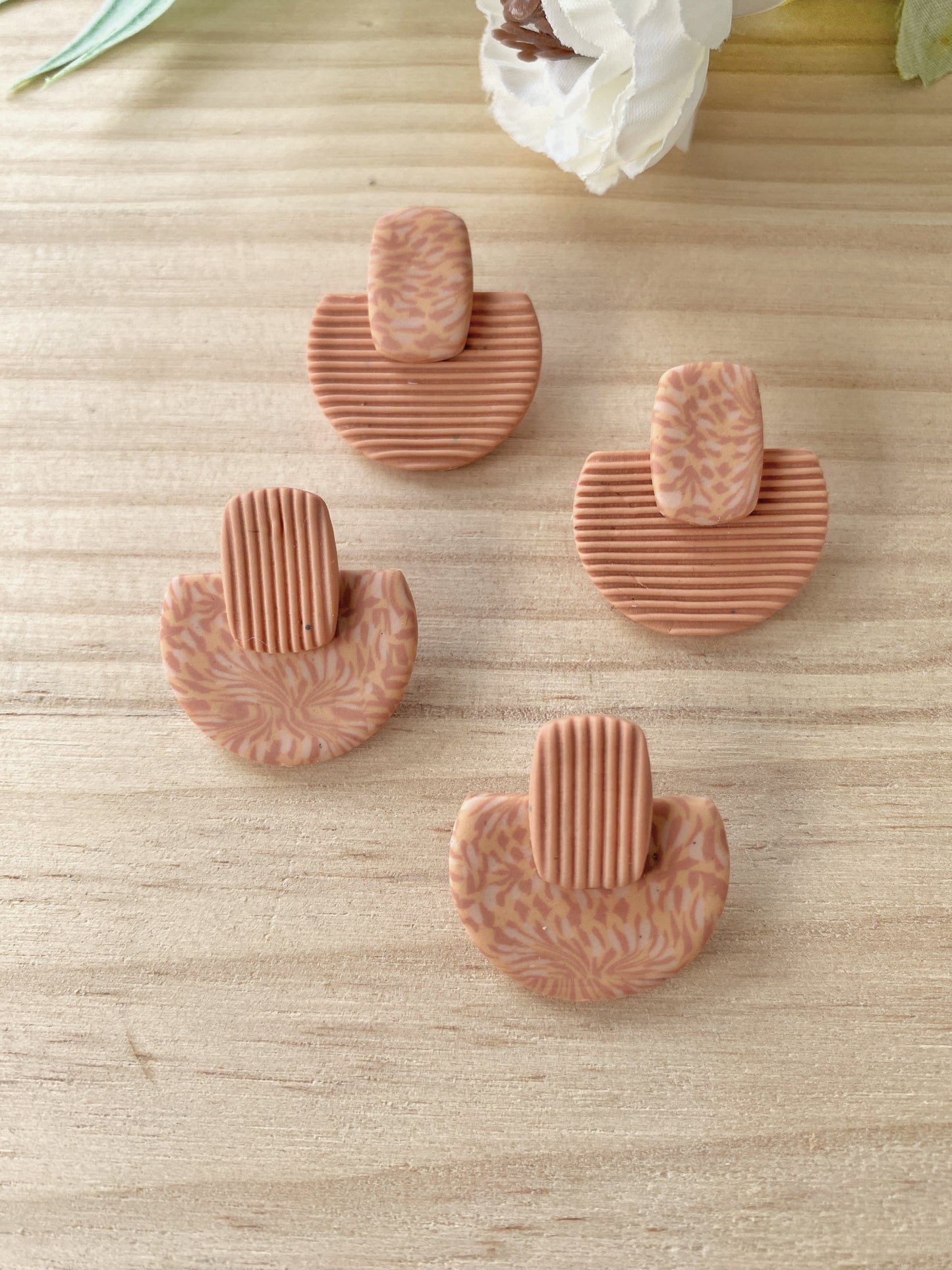 Pendientes geométricos de arcilla polimérica – Cúpula Fabrics terracota
