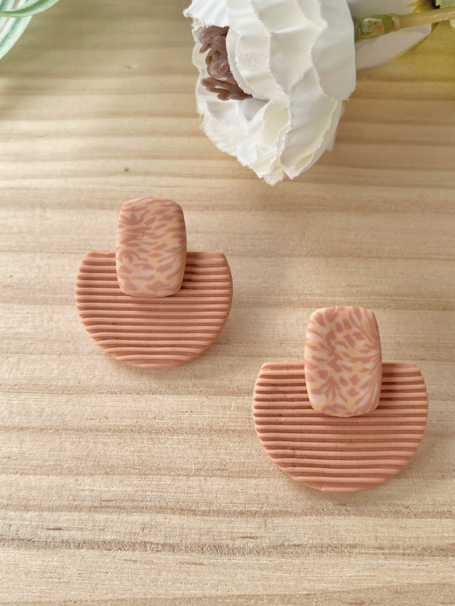 Pendientes geométricos de arcilla polimérica – Cúpula Fabrics terracota