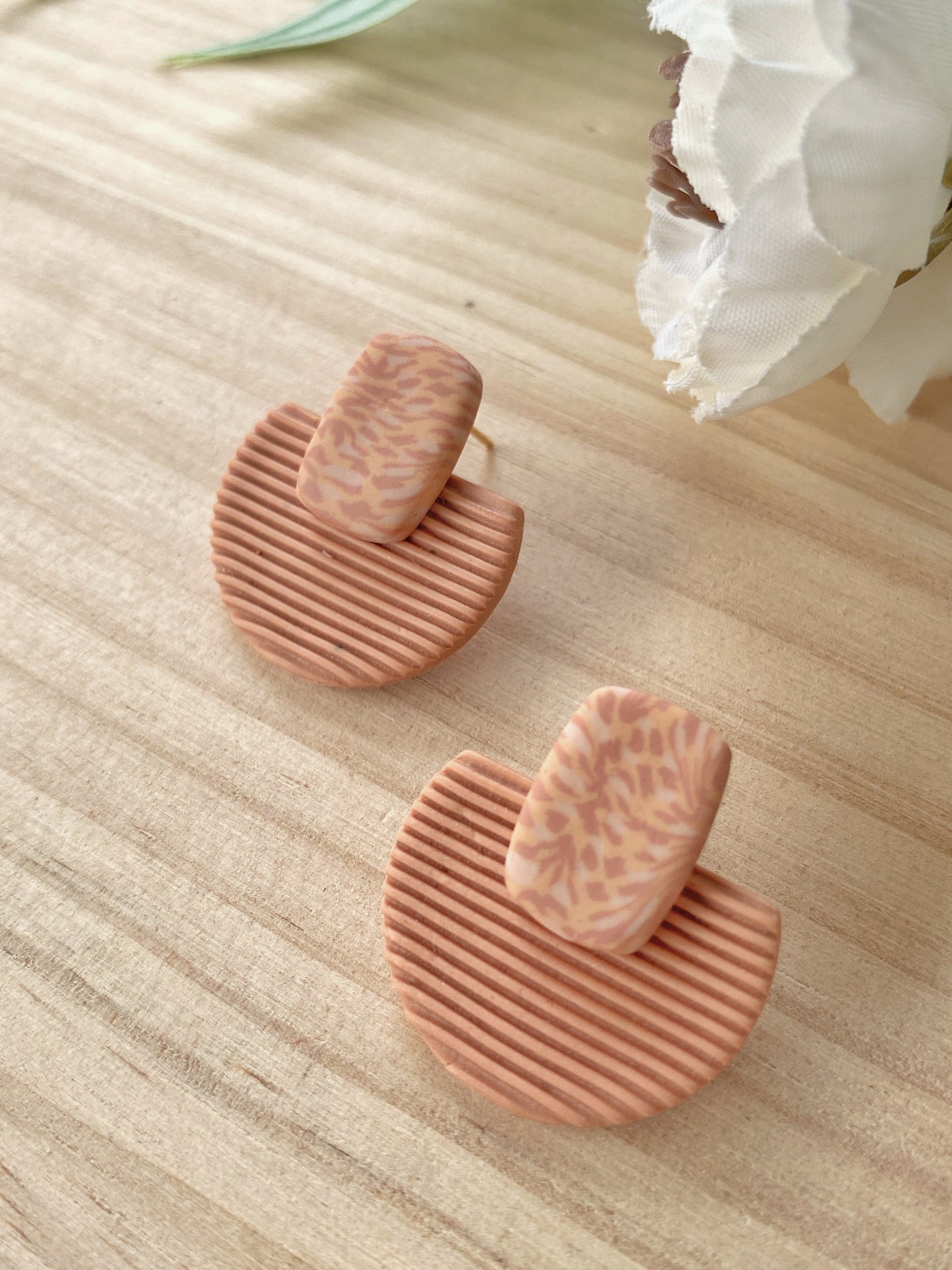 Pendientes geométricos de arcilla polimérica – Cúpula Fabrics terracota