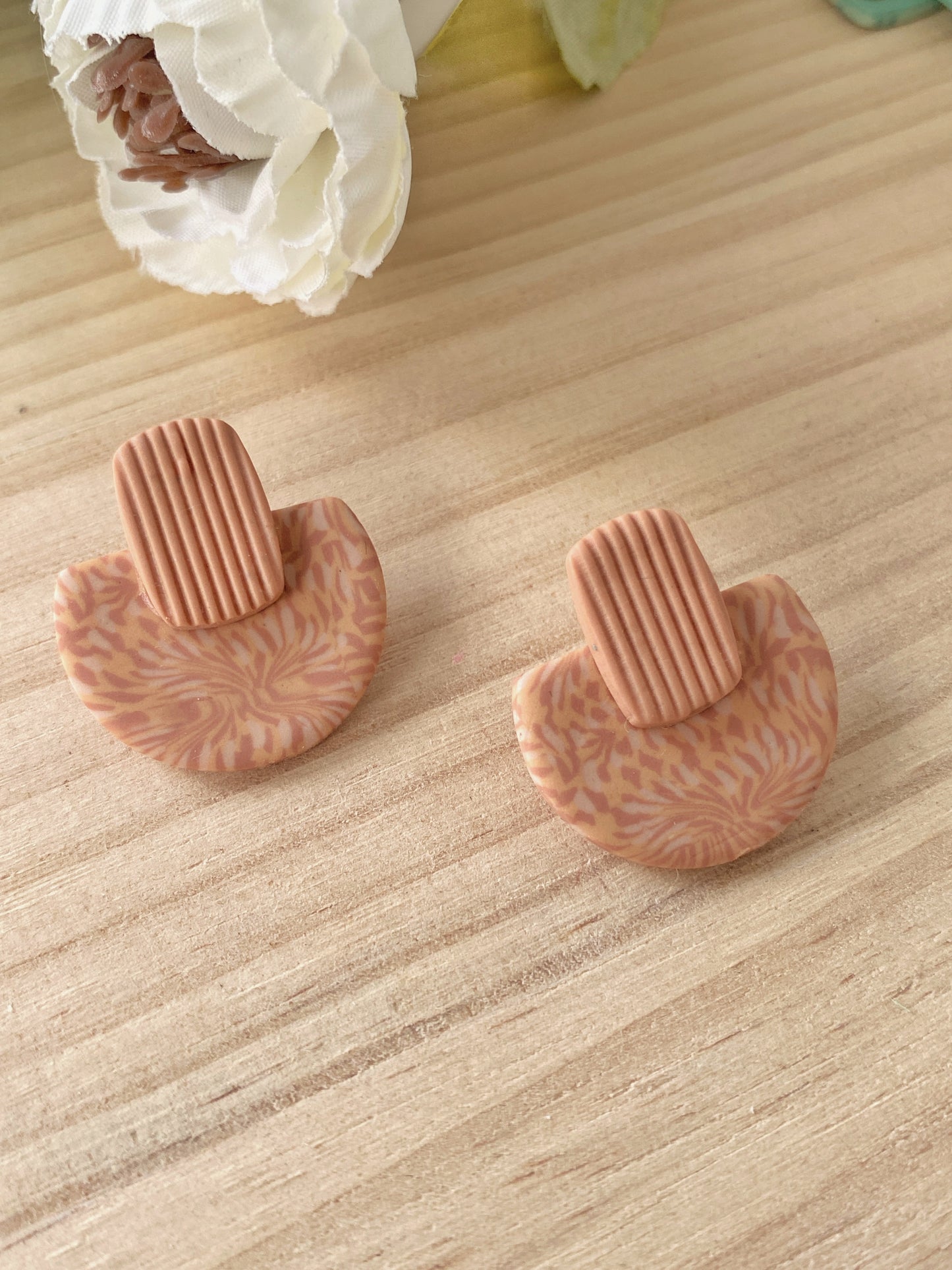 Pendientes geométricos de arcilla polimérica – Cúpula Fabrics terracota