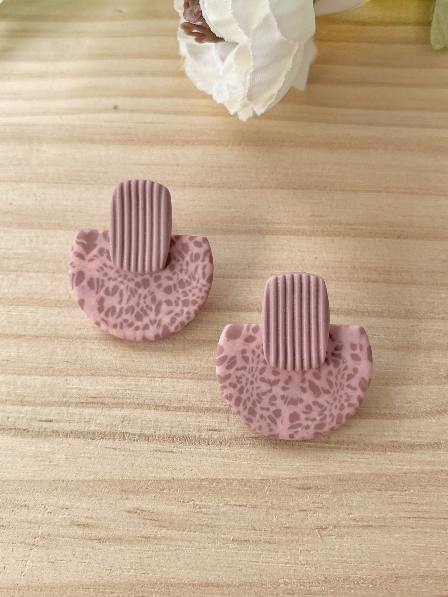 Pendientes geométricos de arcilla polimérica - Cúpula Fabrics rosa empolvado