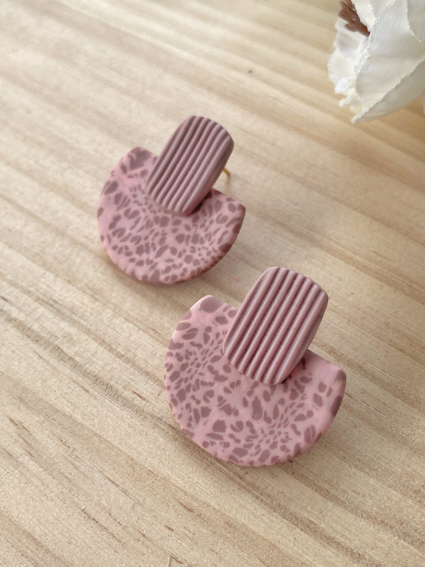Pendientes geométricos de arcilla polimérica - Cúpula Fabrics rosa empolvado