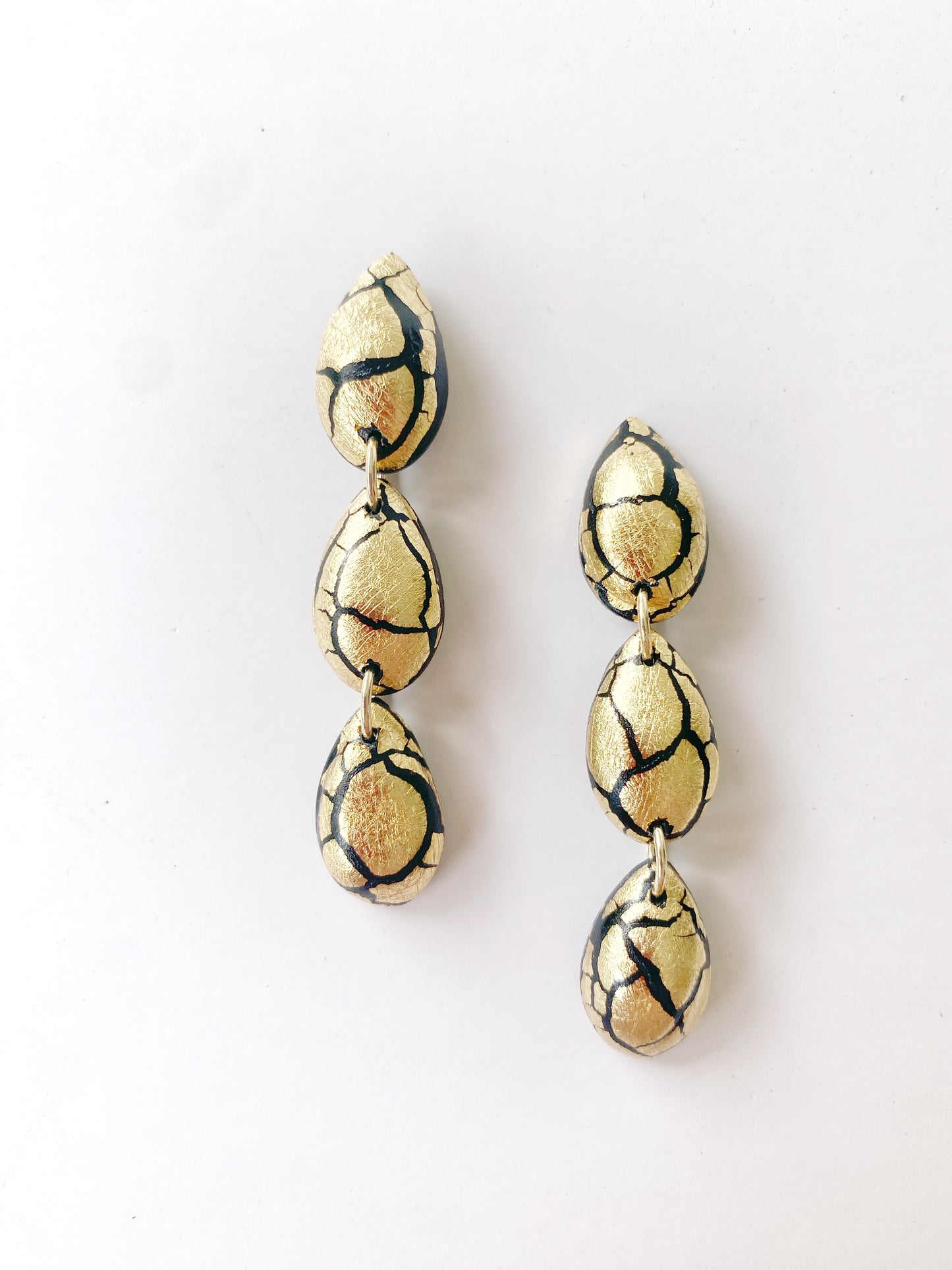 Pendientes dorados de arcilla polimérica – Gotas craqueladas negro y oro