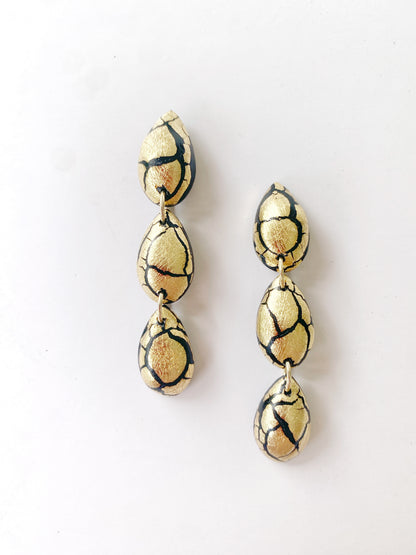 Pendientes dorados de arcilla polimérica – Gotas craqueladas negro y oro