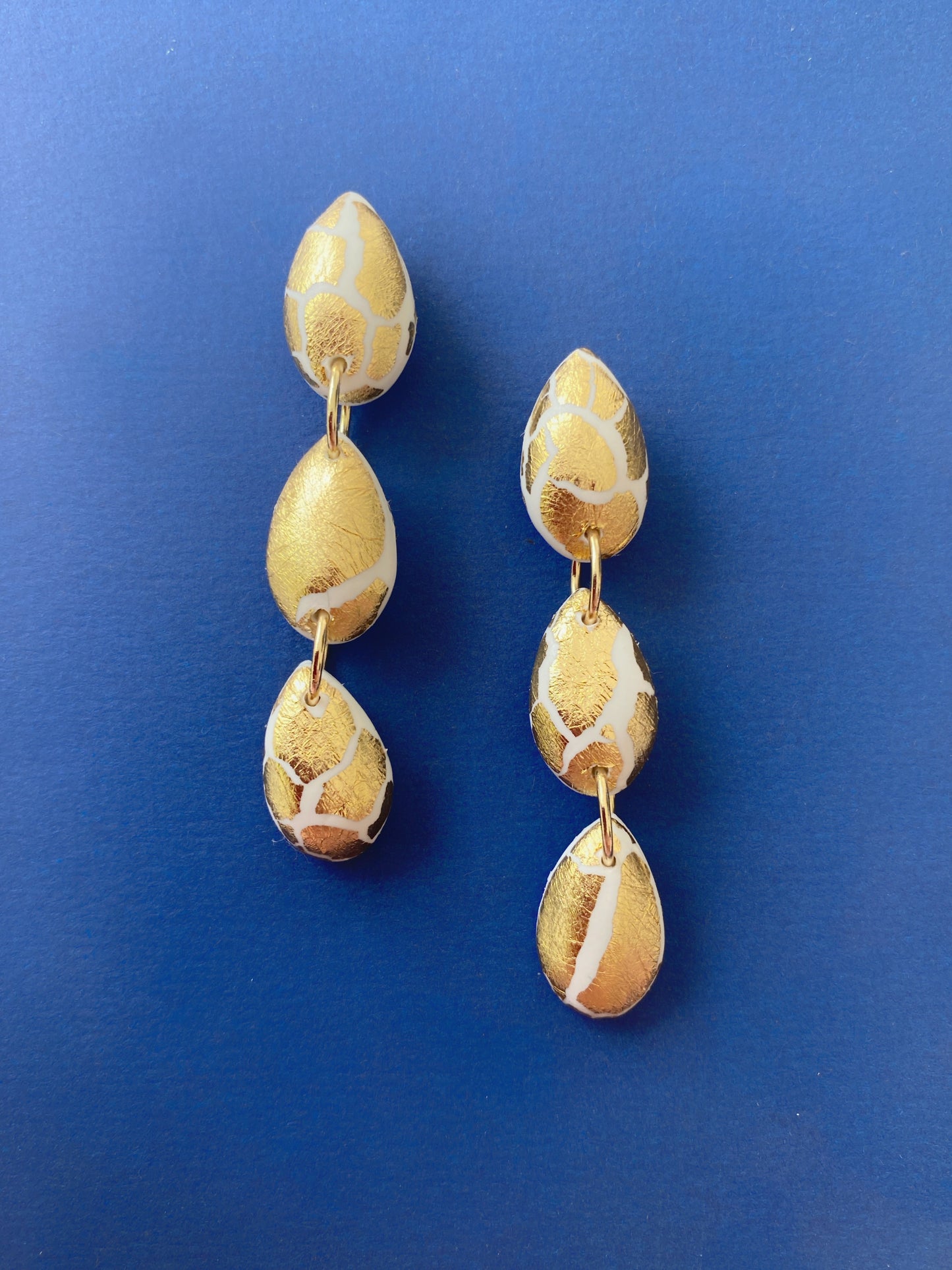Pendientes dorados de arcilla polimérica - Gotas craqueladas blanco y oro