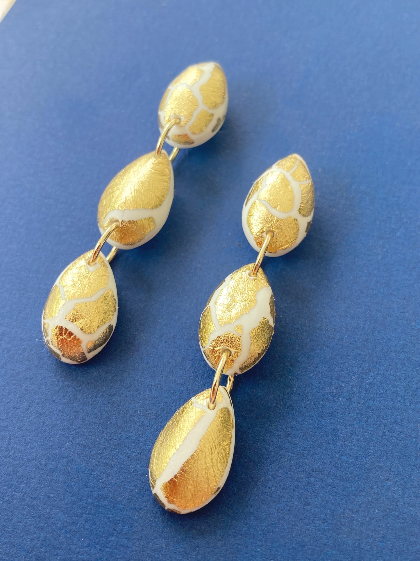 Pendientes dorados de arcilla polimérica - Gotas craqueladas blanco y oro