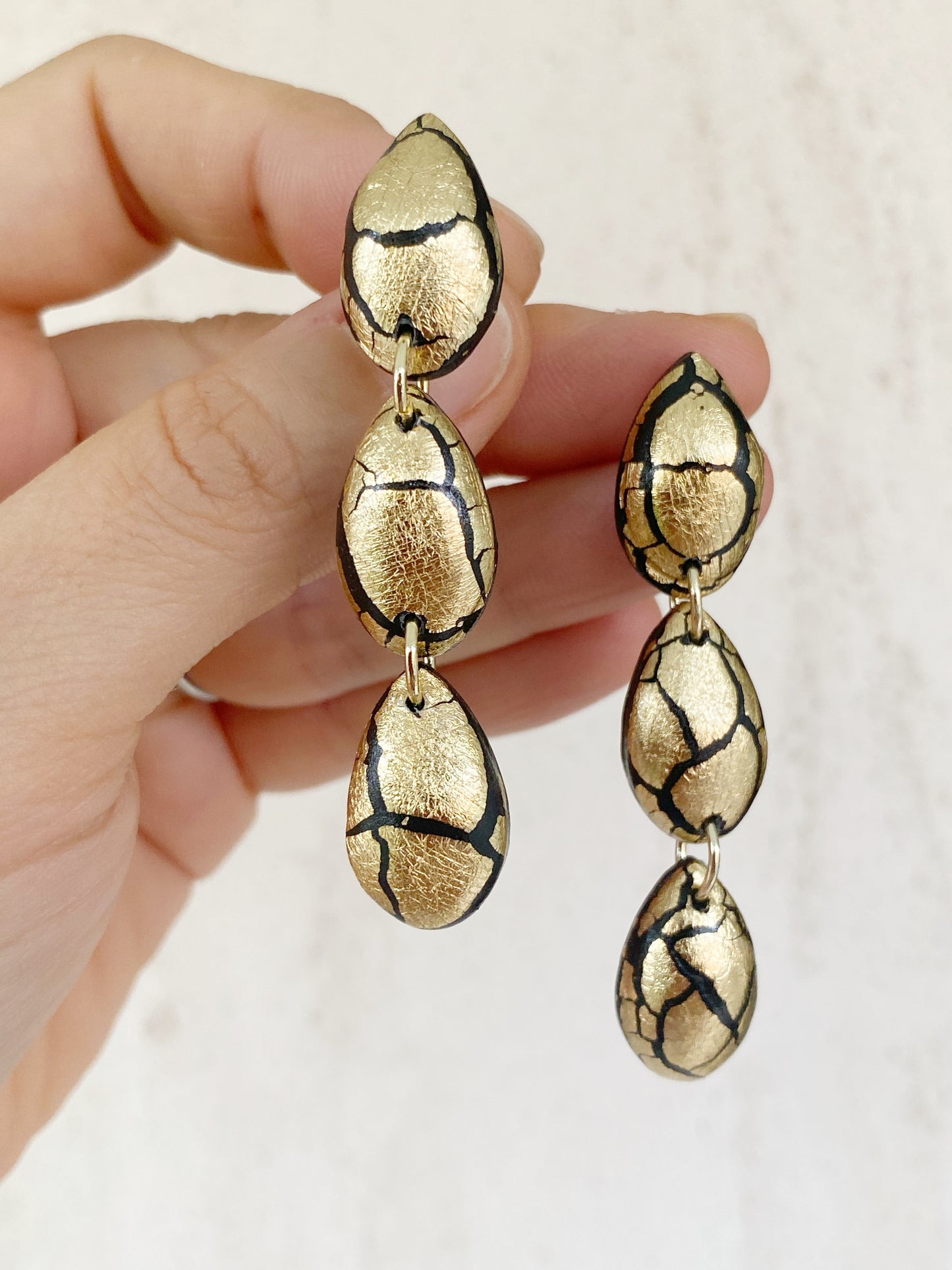 Pendientes dorados de arcilla polimérica – Gotas craqueladas negro y oro
