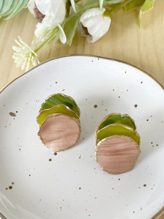 Pendientes orgánicos de arcilla polimérica – Pétalos verde y rosa