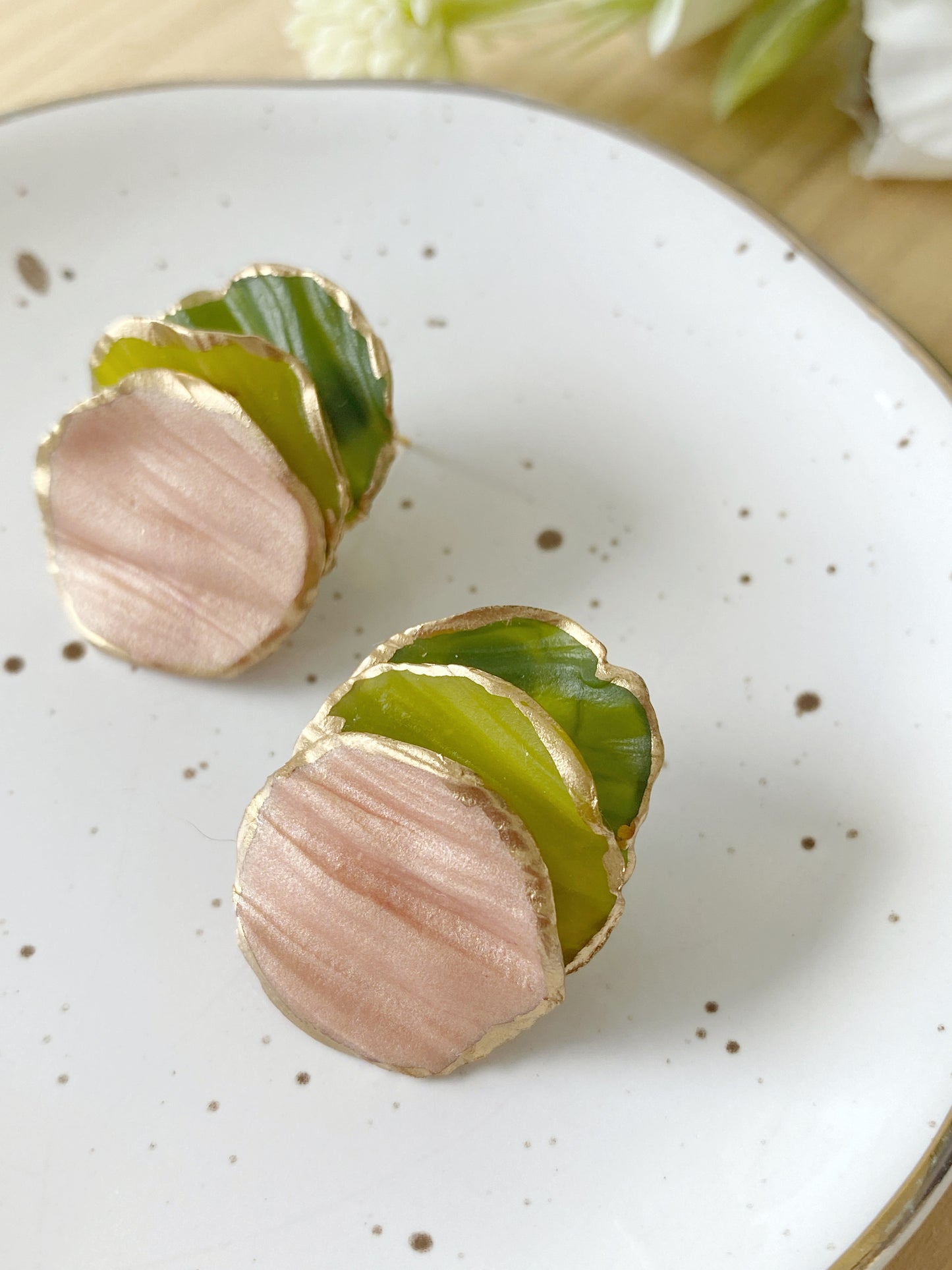 Pendientes orgánicos de arcilla polimérica – Pétalos verde y rosa