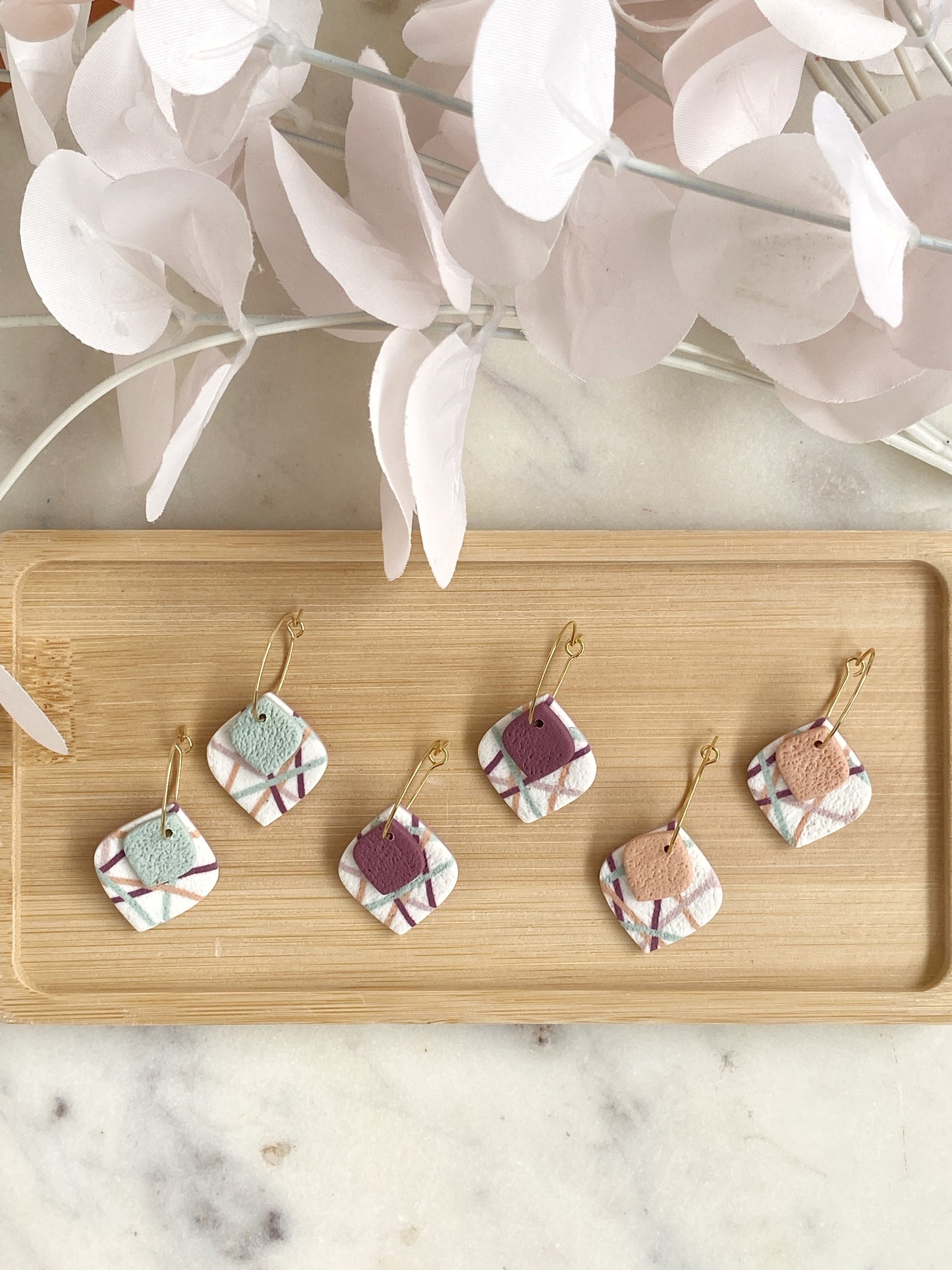 Pendientes de rombos con estampado lineal Crossroads y aro dorado