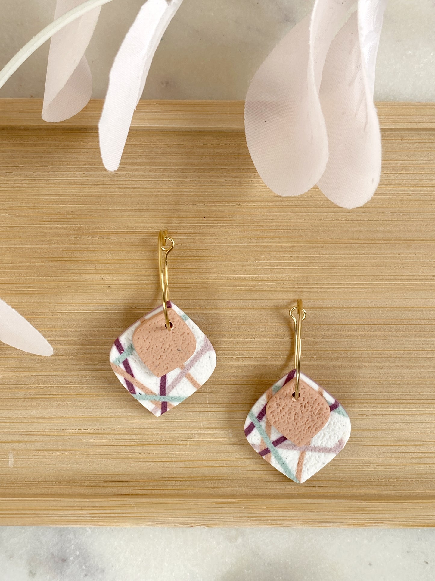 Vista frontal de pendientes rombos Crossroads Kitxeti Sevilla